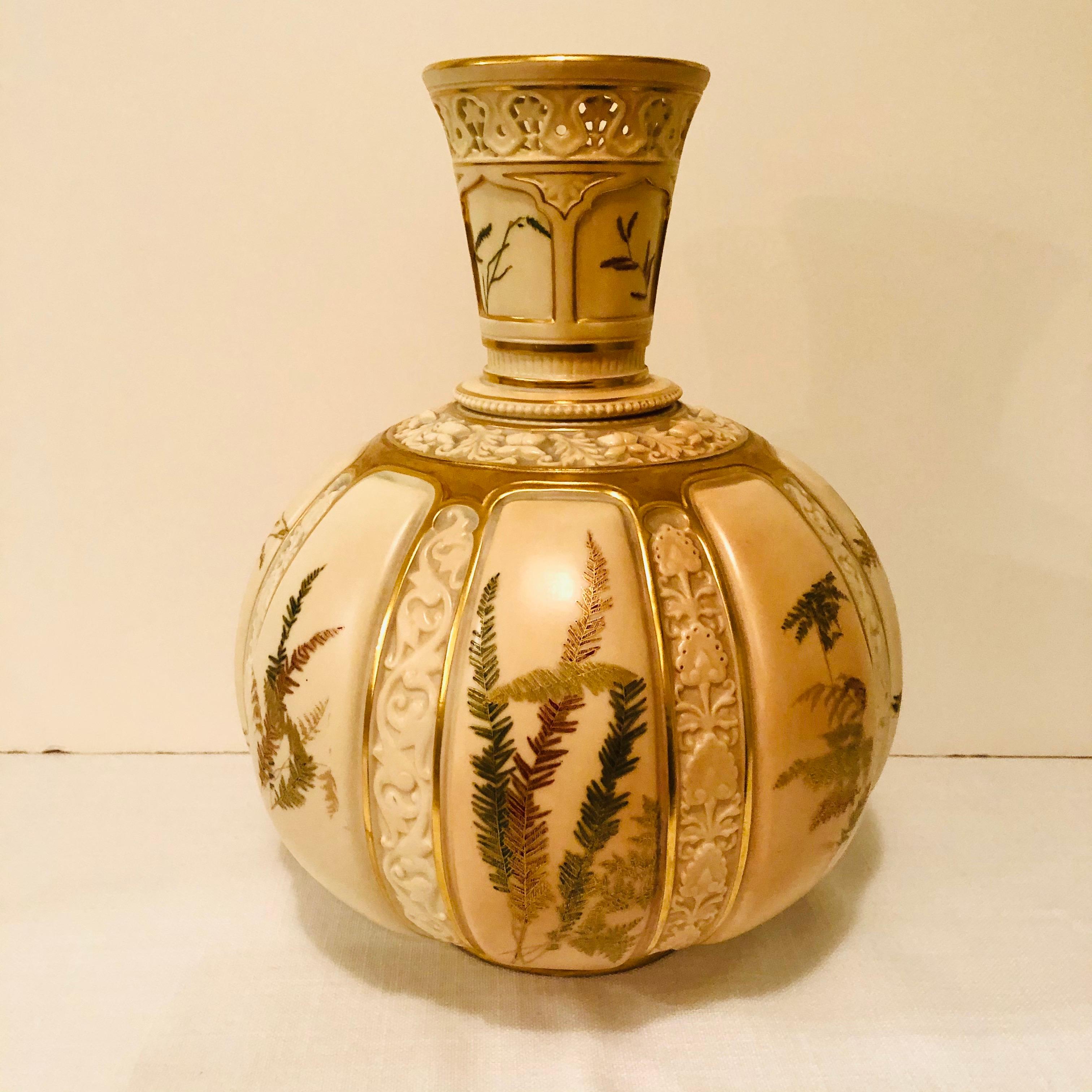 Porcelaine Grand vase Royal Worcester magnifique peint à la main avec des fougères et d'autres fleurs en vente