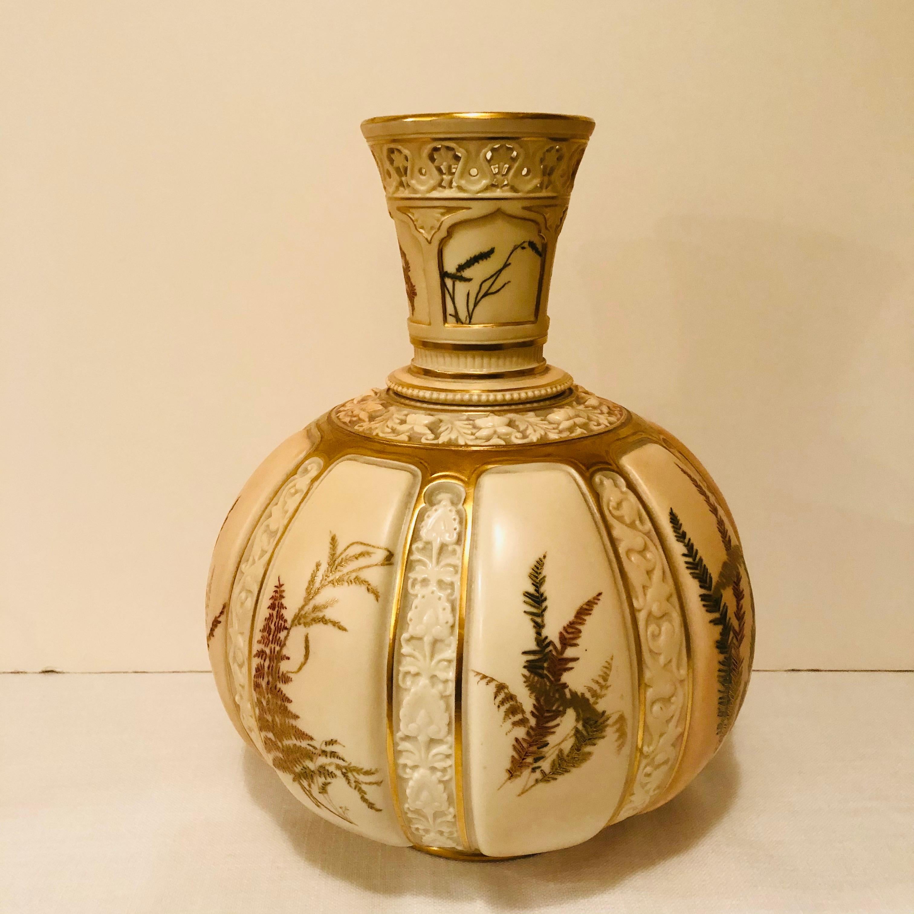 Grand vase Royal Worcester magnifique peint à la main avec des fougères et d'autres fleurs en vente 1