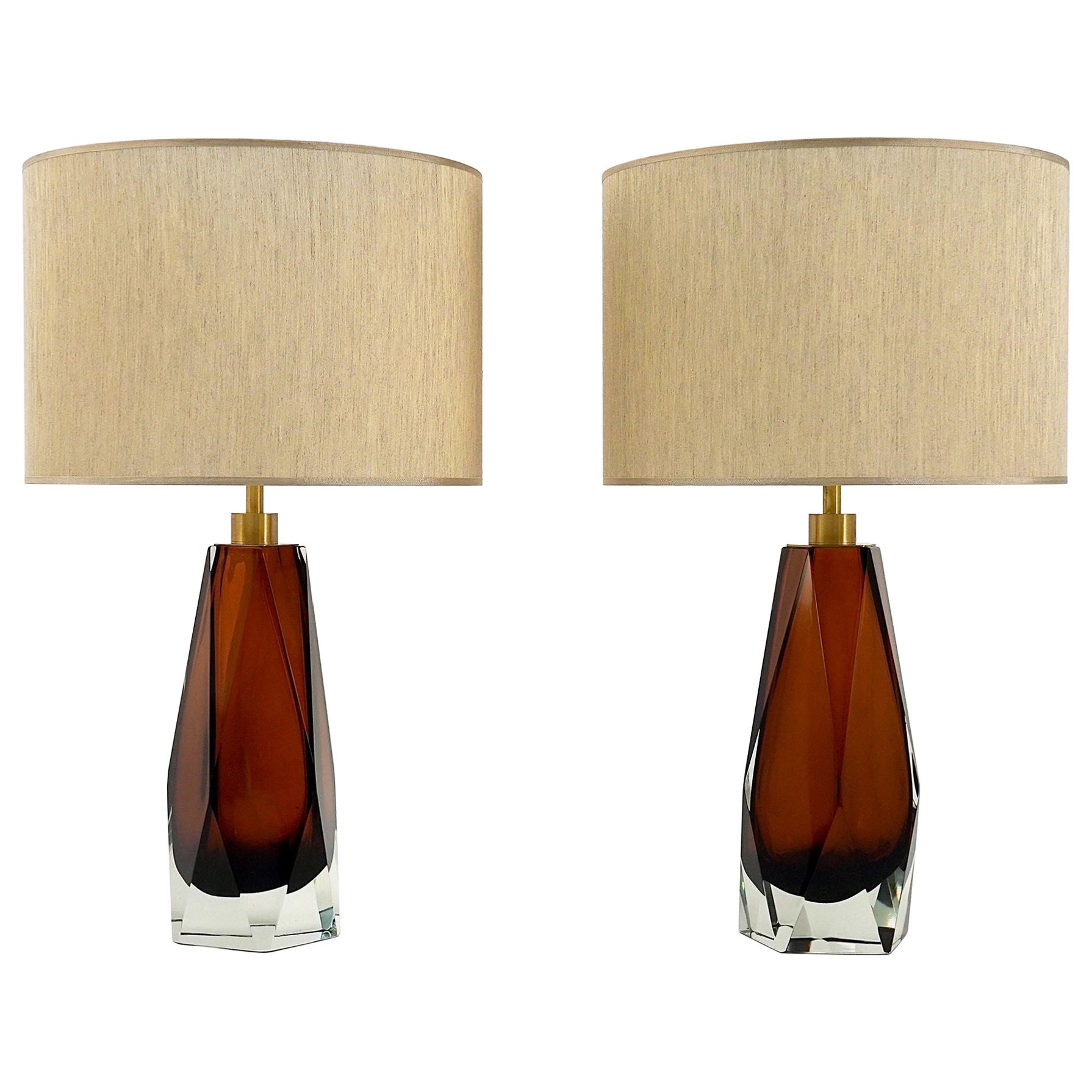 Pares de lámparas de mesa altas con facetas, de cristal de Murano color tabaco, colección Maestro