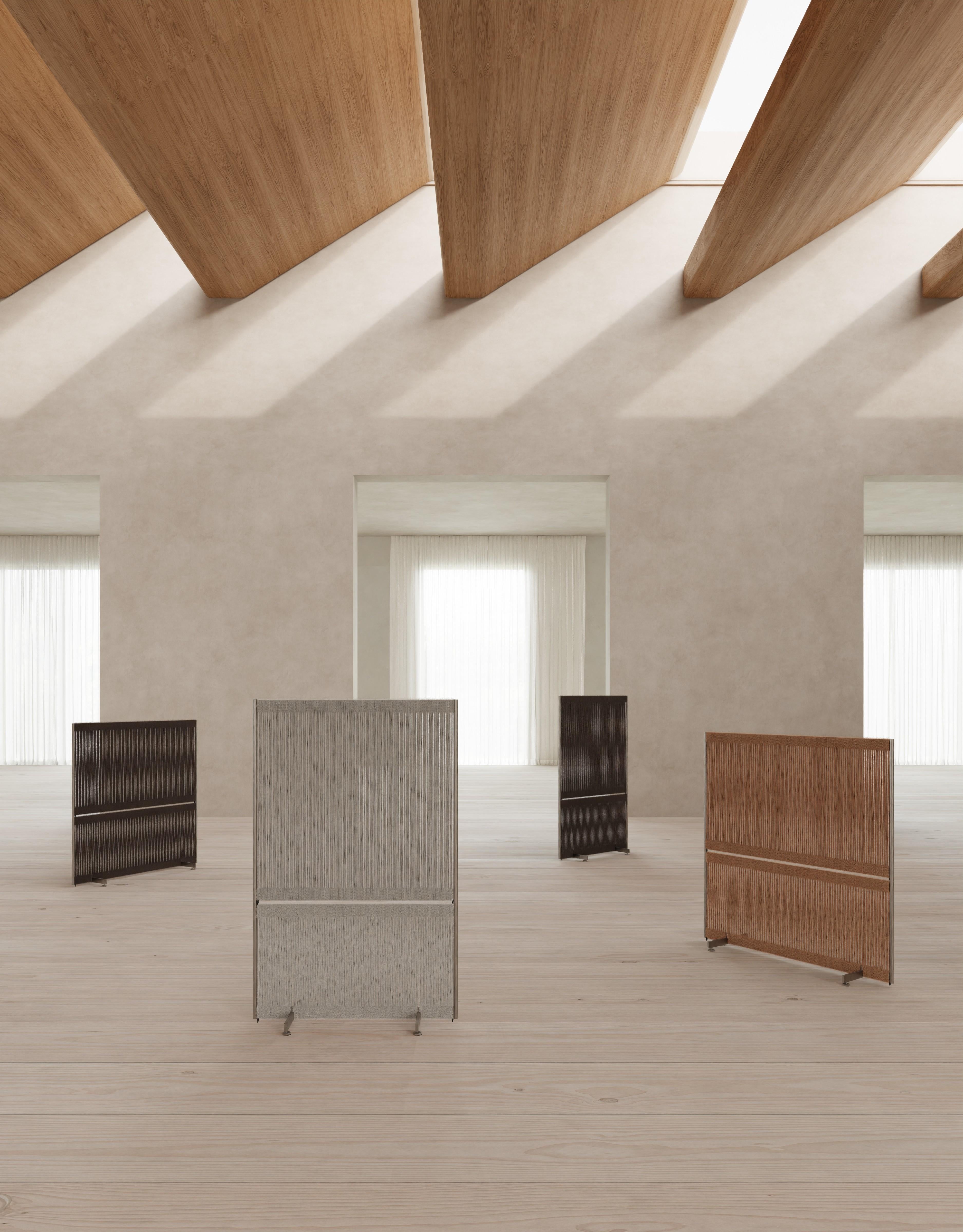 Divisorio alto in acciaio e lana Fair Grey Anto di Thorup Copenhagen
Dimensioni: H: 140 cm, L: 90 cm, P: 34 cm
Materiali: Acciaio inossidabile spazzolato I Rivestimento in lana della drizza della bandiera

Anto Room Divider è stato progettato da
