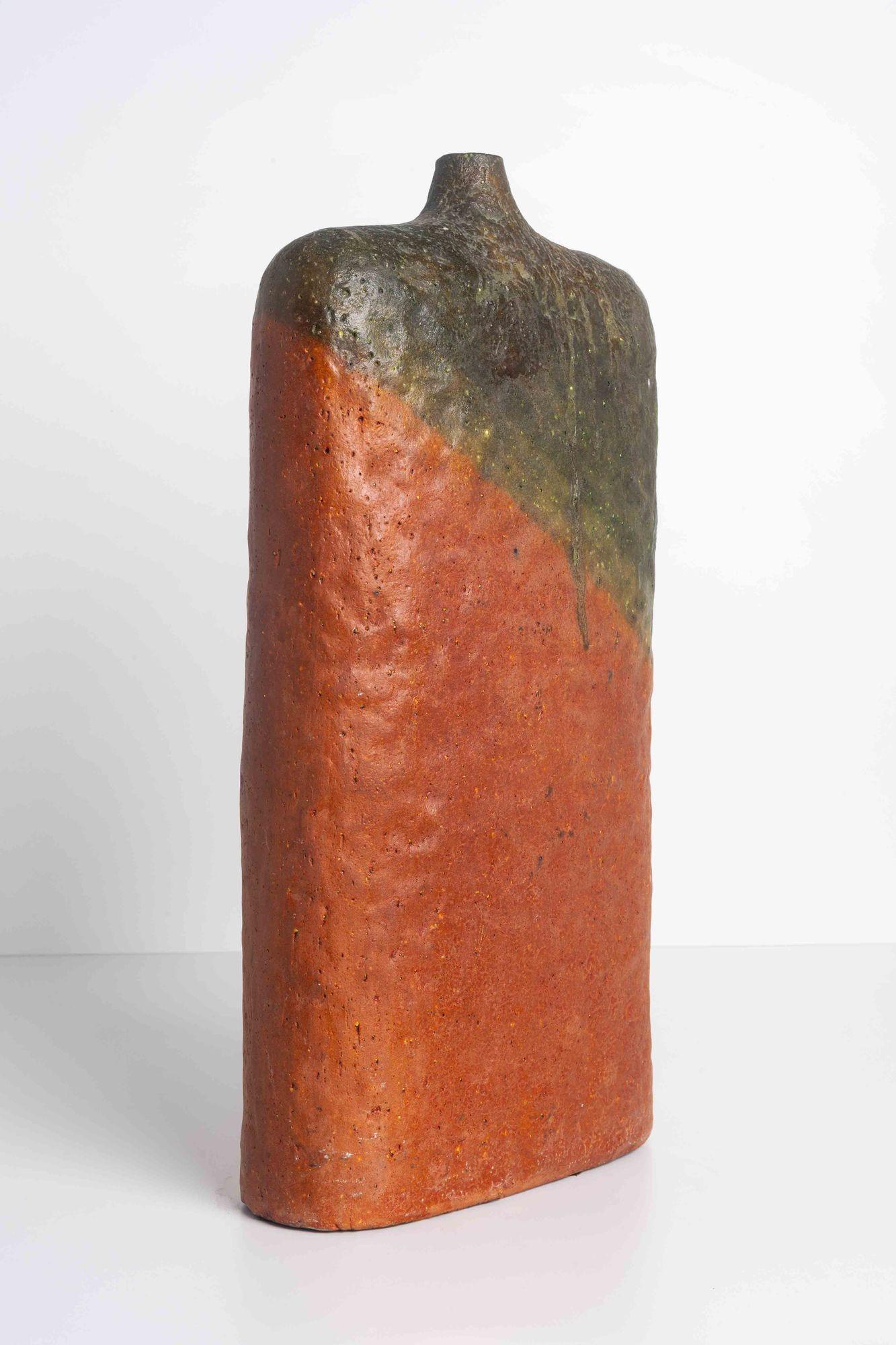 Vaso monumentale Fantoni smaltato in arancione e verde, Questa è la versione più grande e più rara, firmata Studio A Italia sul lato inferiore.