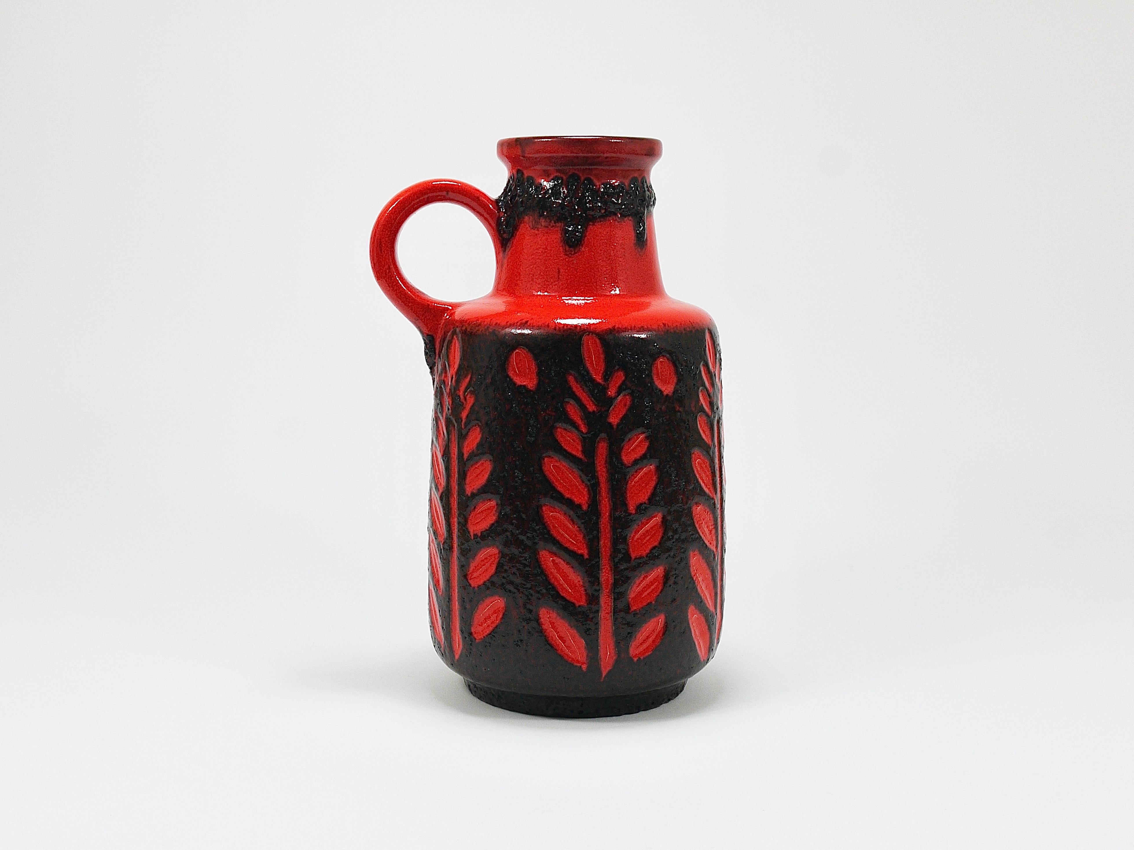 Dies ist ein schönes 16-Zoll hoch behandelt Kunst Keramik (Boden) Vase in der unverwechselbaren 