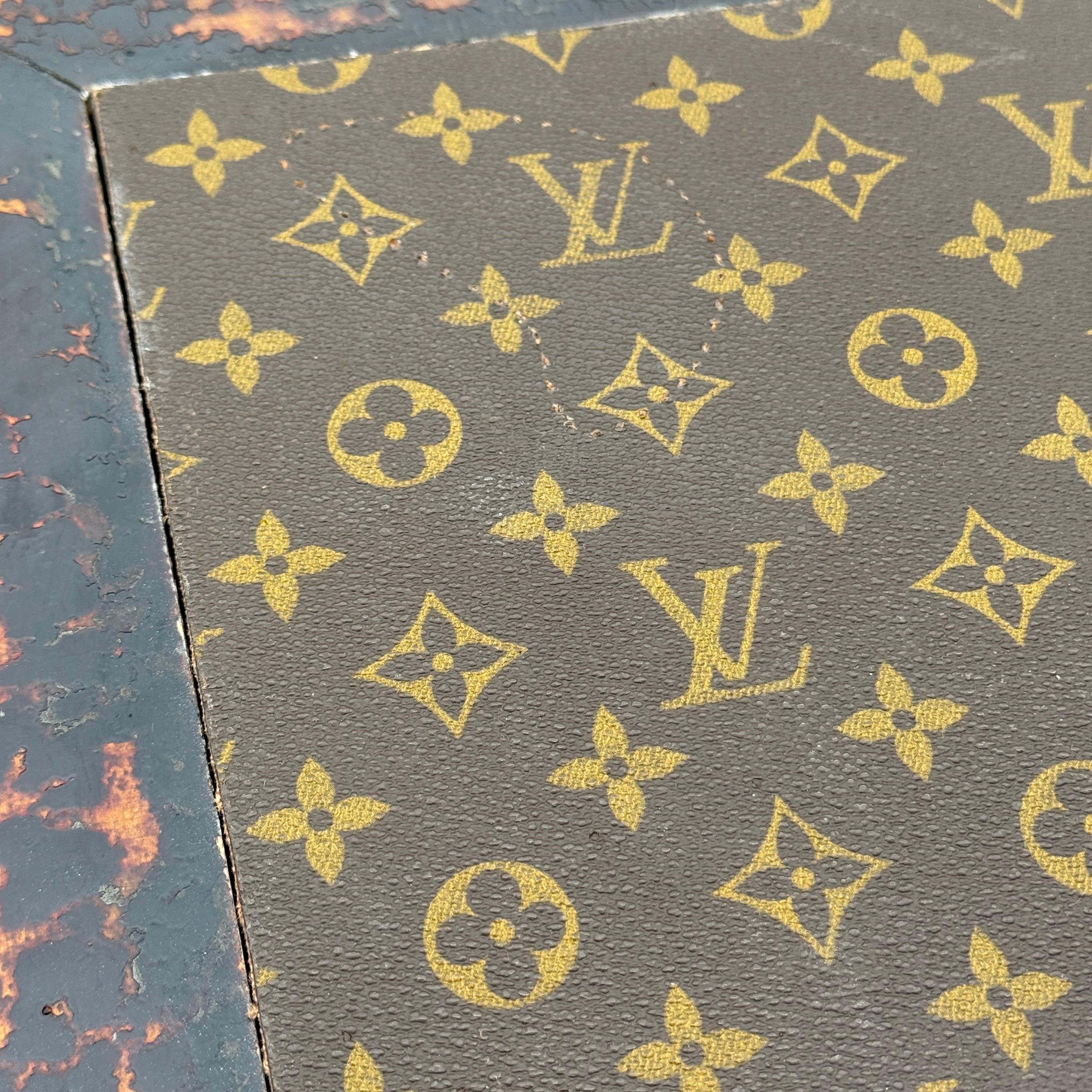 Grand piédestal en bois de fausse écaille de tortue avec tissu Louis Vuitton en vente 4