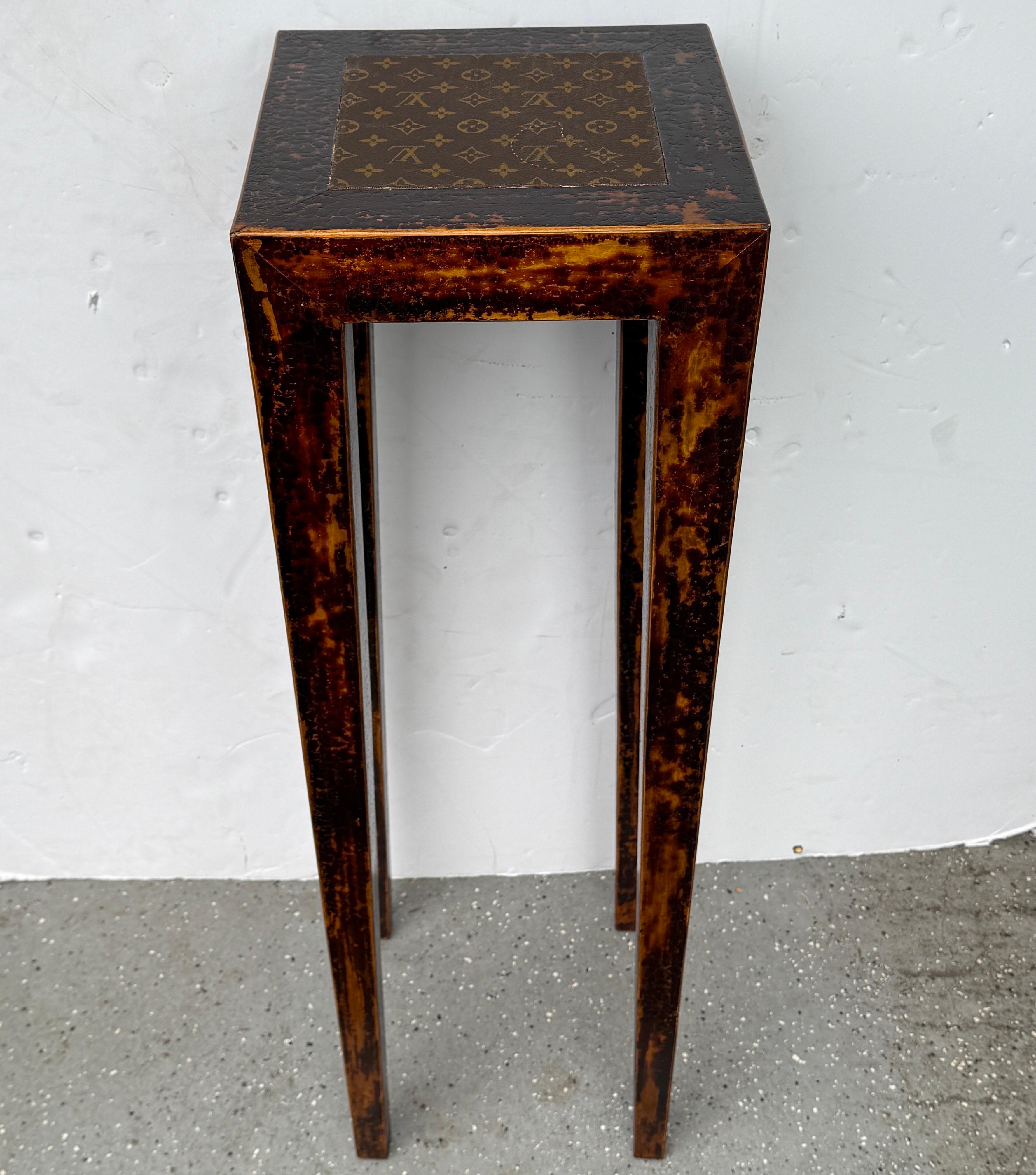 Grand piédestal en bois de fausse écaille de tortue avec tissu Louis Vuitton en vente 6