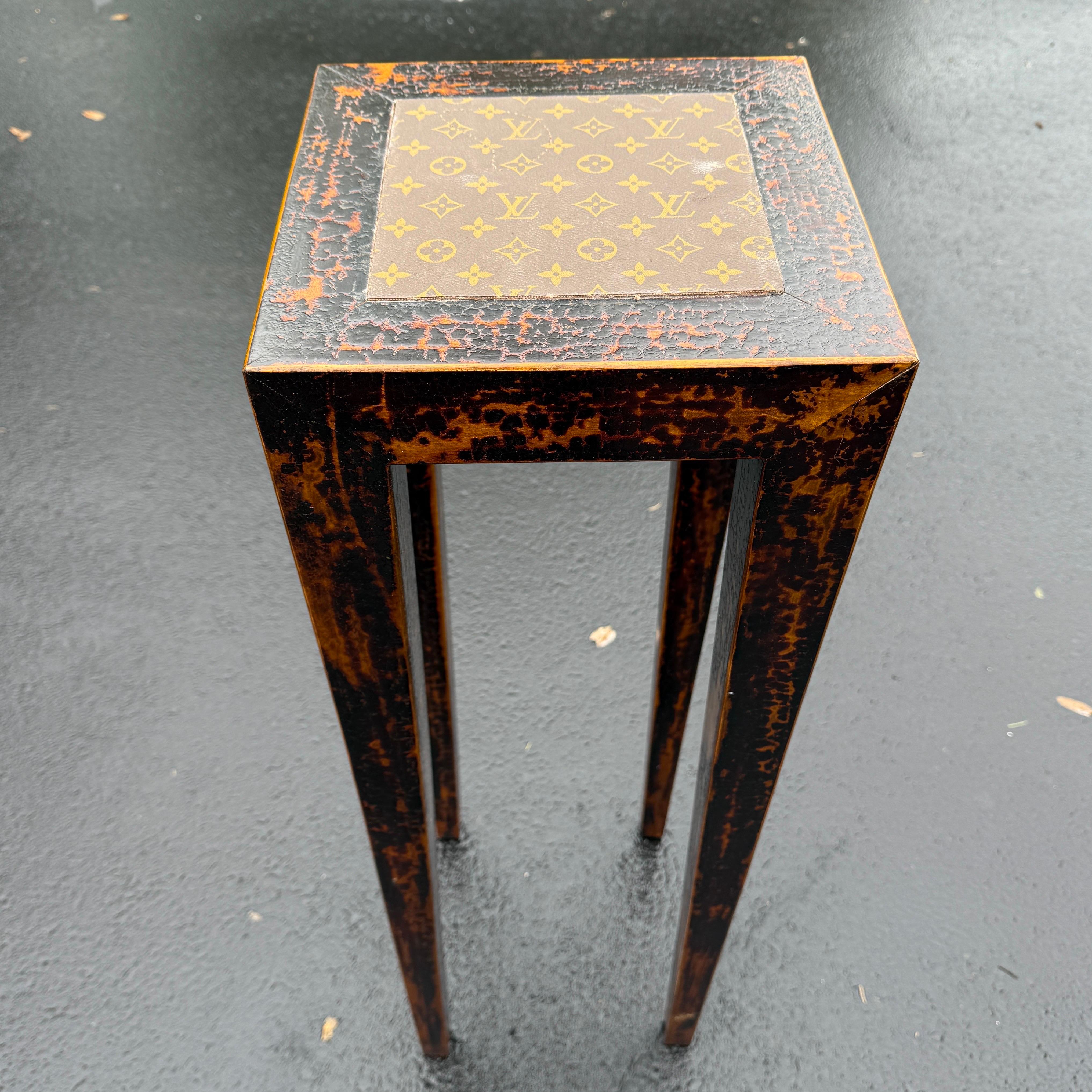 Apportez une touche de design classique à votre intérieur avec cet impressionnant piédestal ou support de plantes carré en bois en fausse écaille de tortue. Cette pièce unique du milieu du siècle a été recouverte d'un centre amovible en tissu