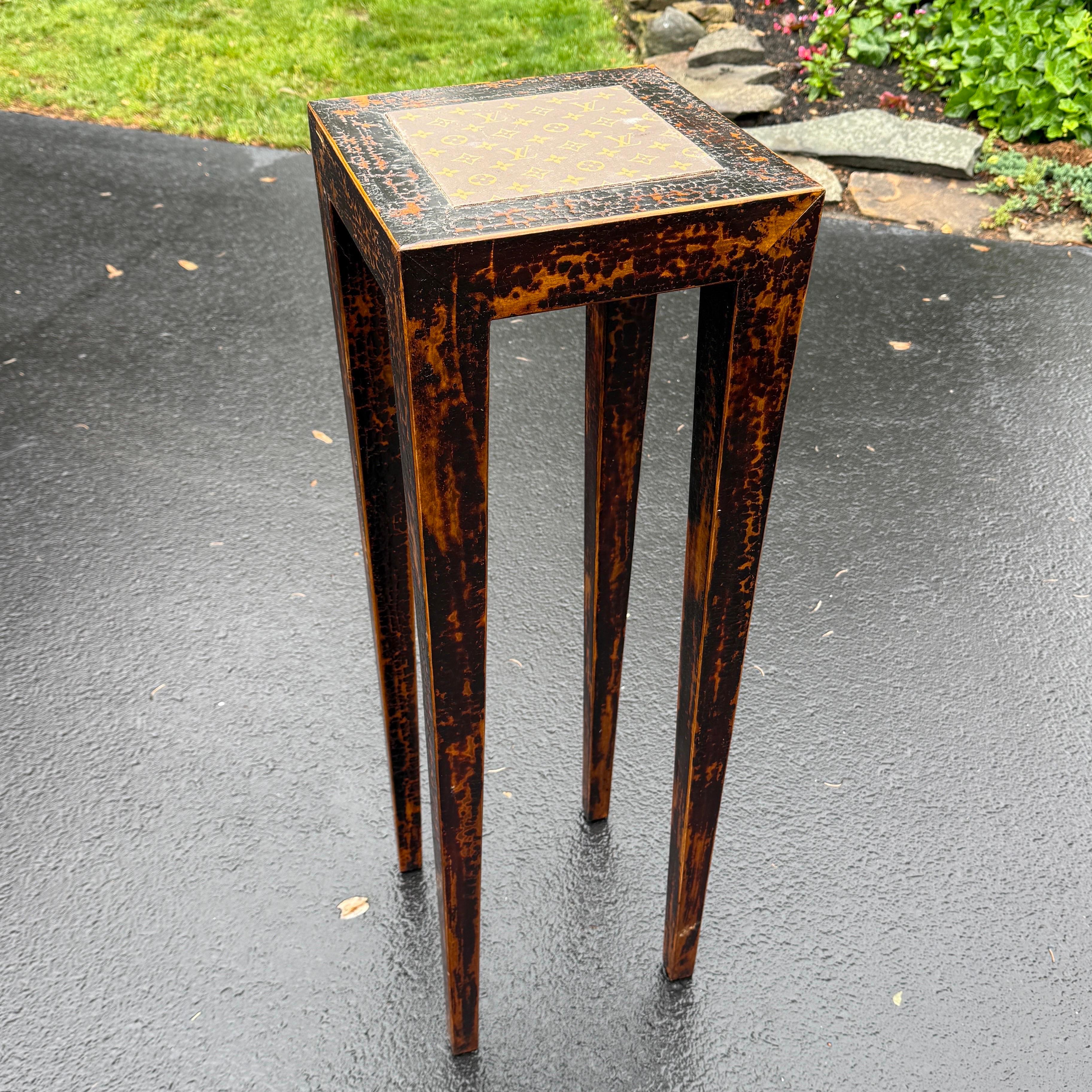 Mid-Century Modern Grand piédestal en bois de fausse écaille de tortue avec tissu Louis Vuitton en vente