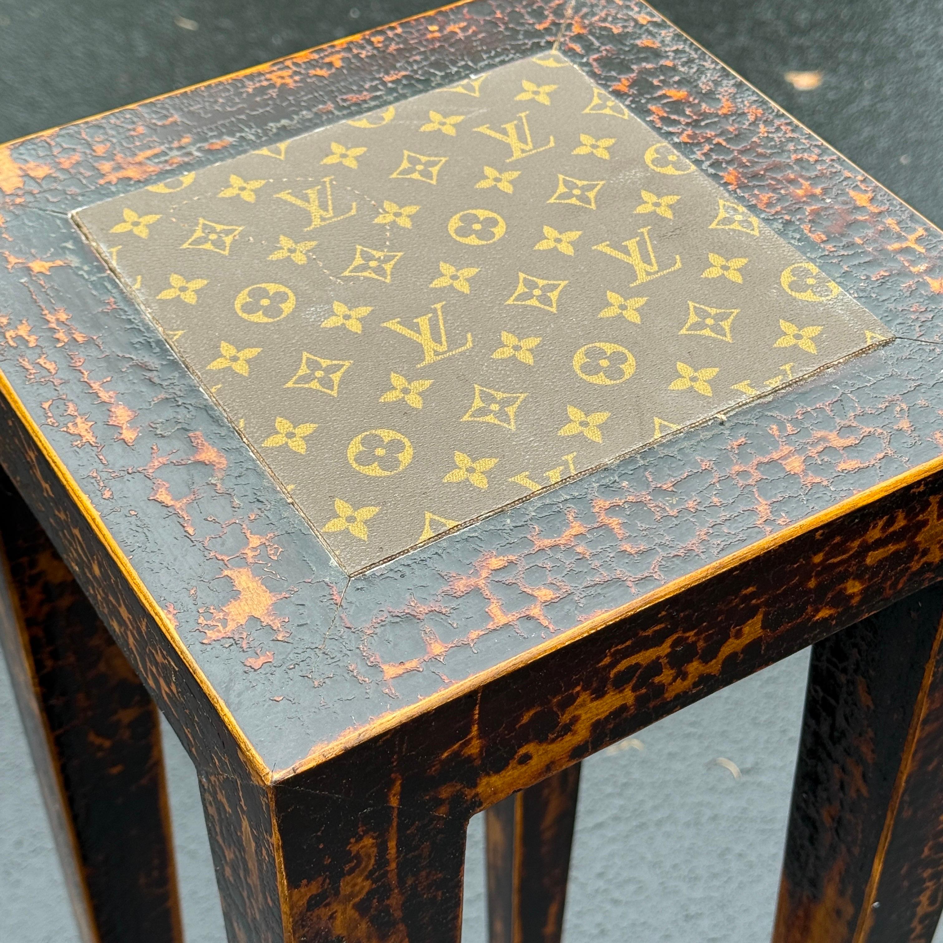Européen Grand piédestal en bois de fausse écaille de tortue avec tissu Louis Vuitton en vente