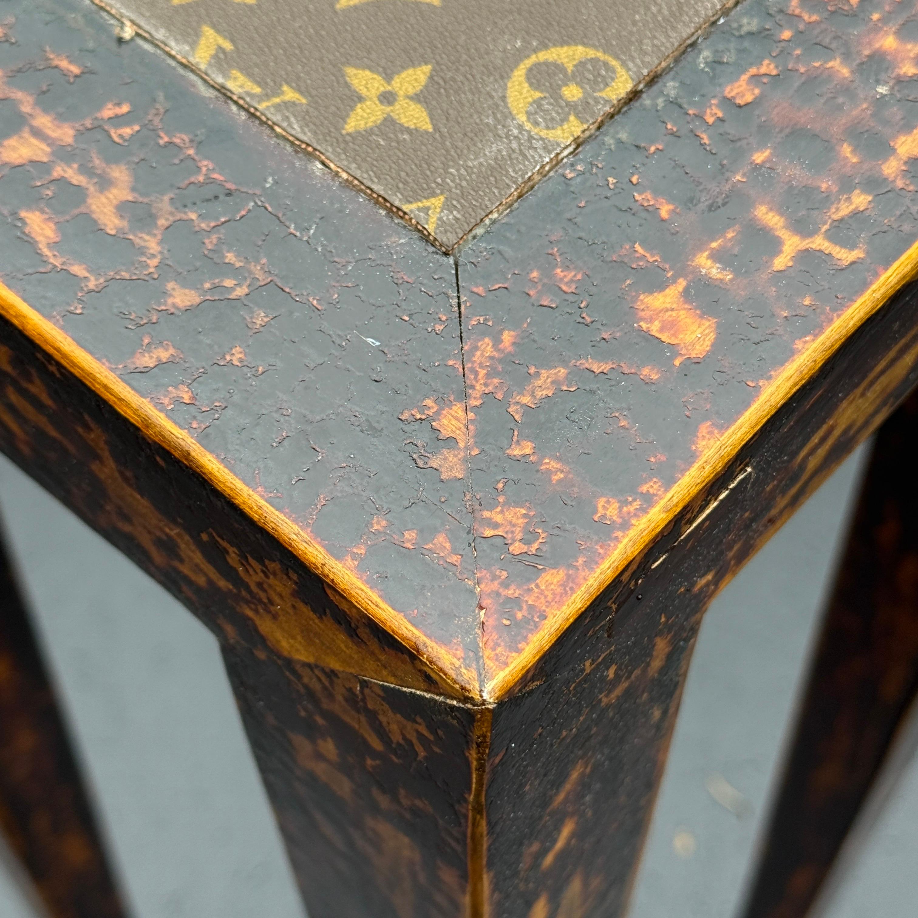 Fait main Grand piédestal en bois de fausse écaille de tortue avec tissu Louis Vuitton en vente