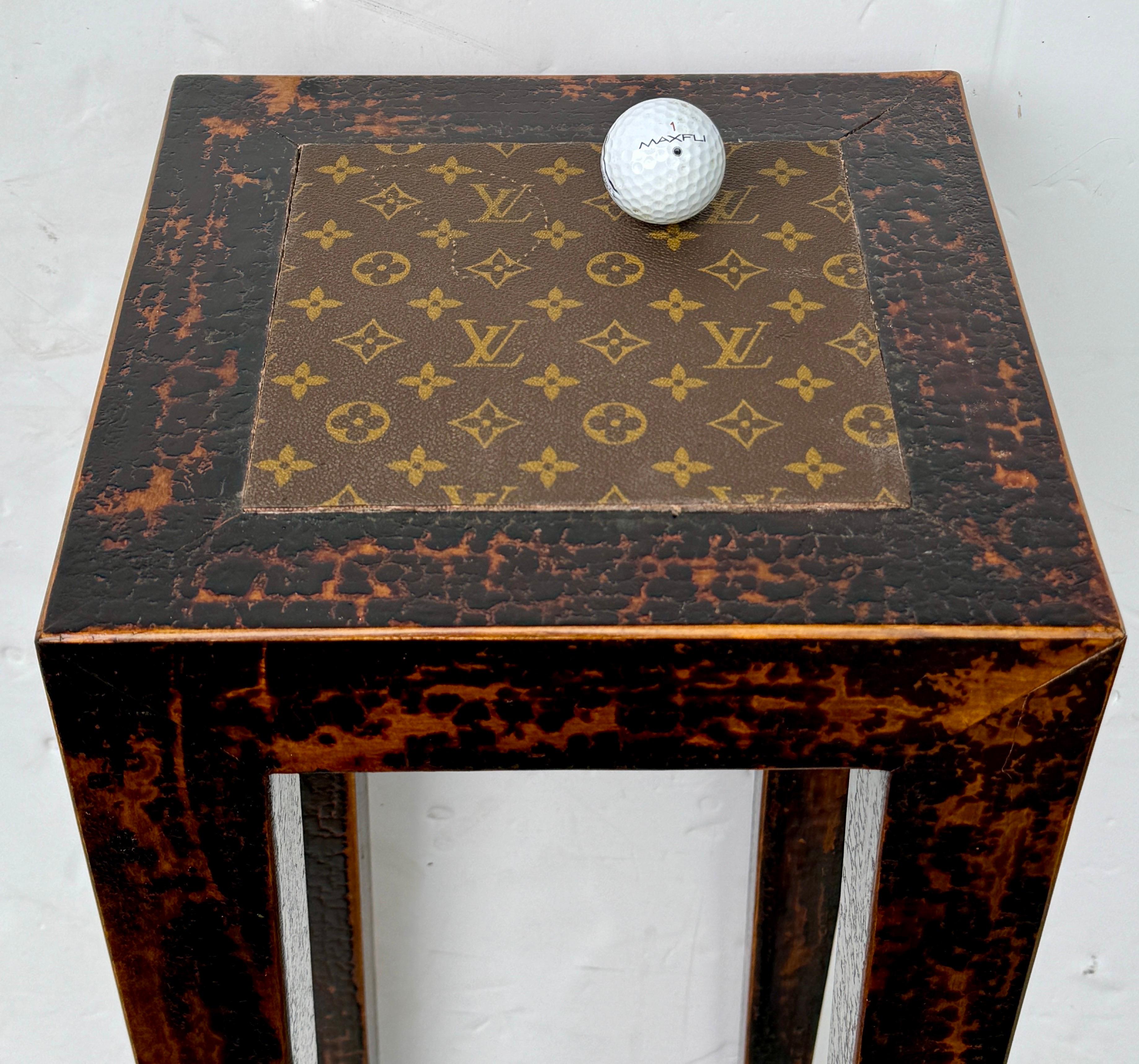 20ième siècle Grand piédestal en bois de fausse écaille de tortue avec tissu Louis Vuitton en vente