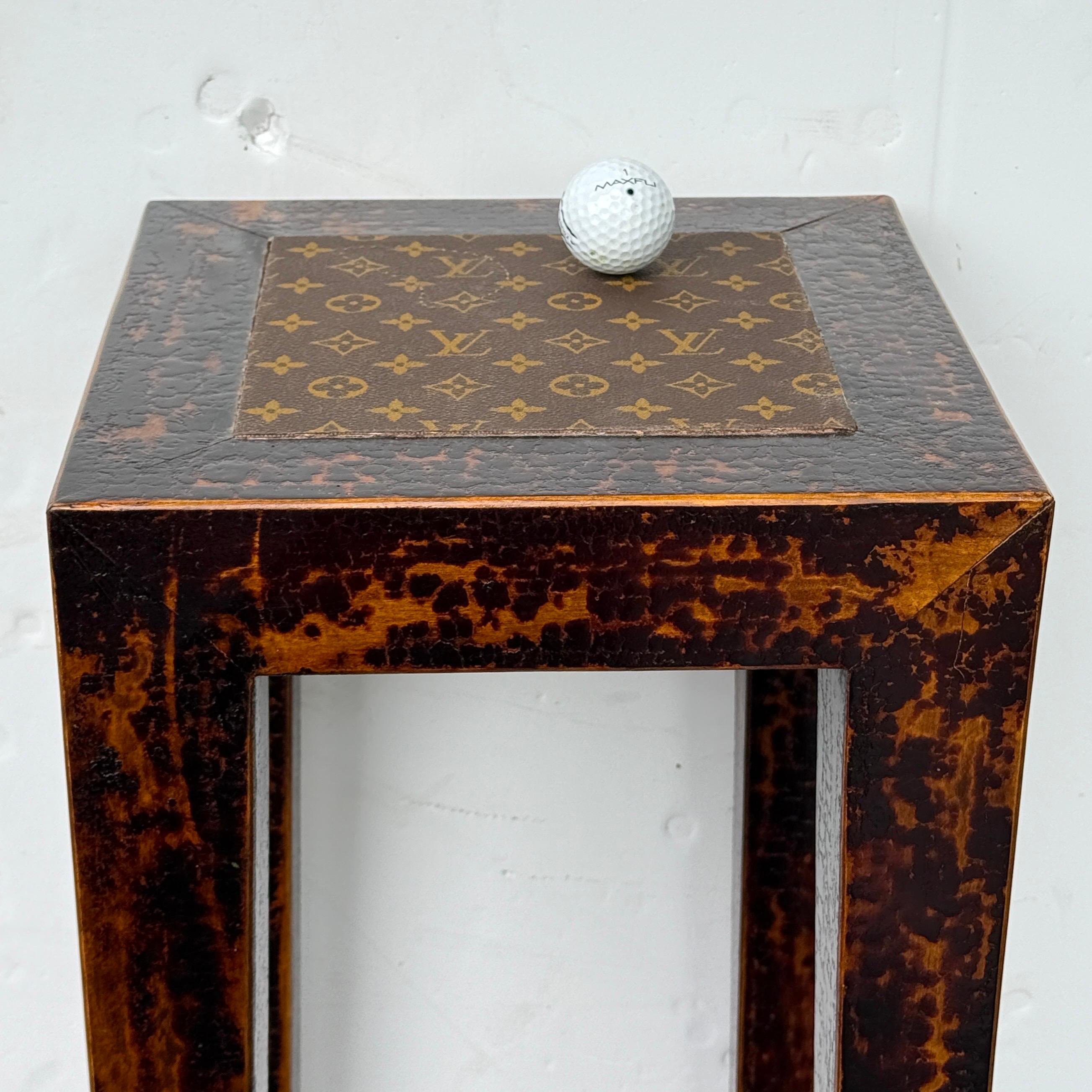 Bois Grand piédestal en bois de fausse écaille de tortue avec tissu Louis Vuitton en vente