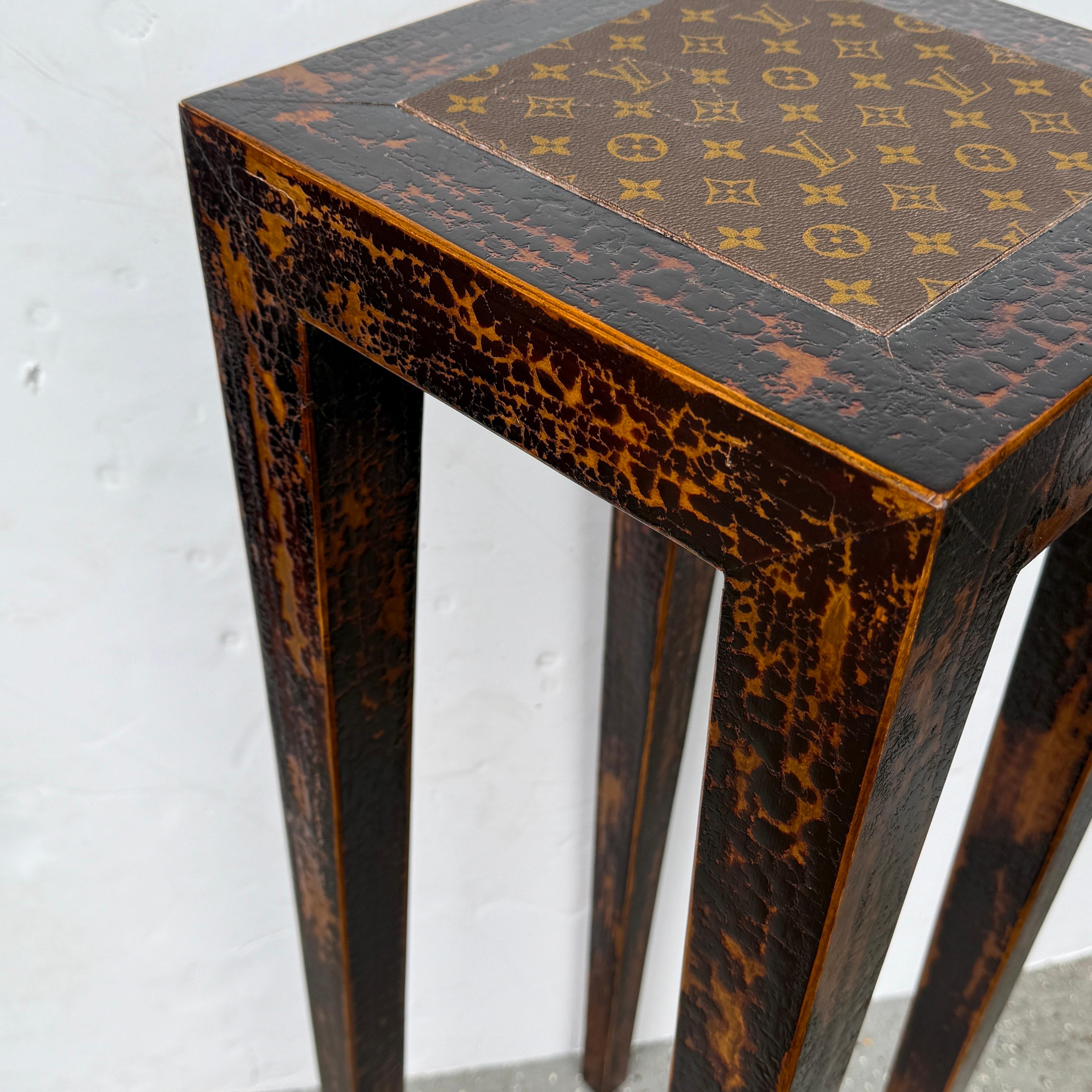 Grand piédestal en bois de fausse écaille de tortue avec tissu Louis Vuitton en vente 1