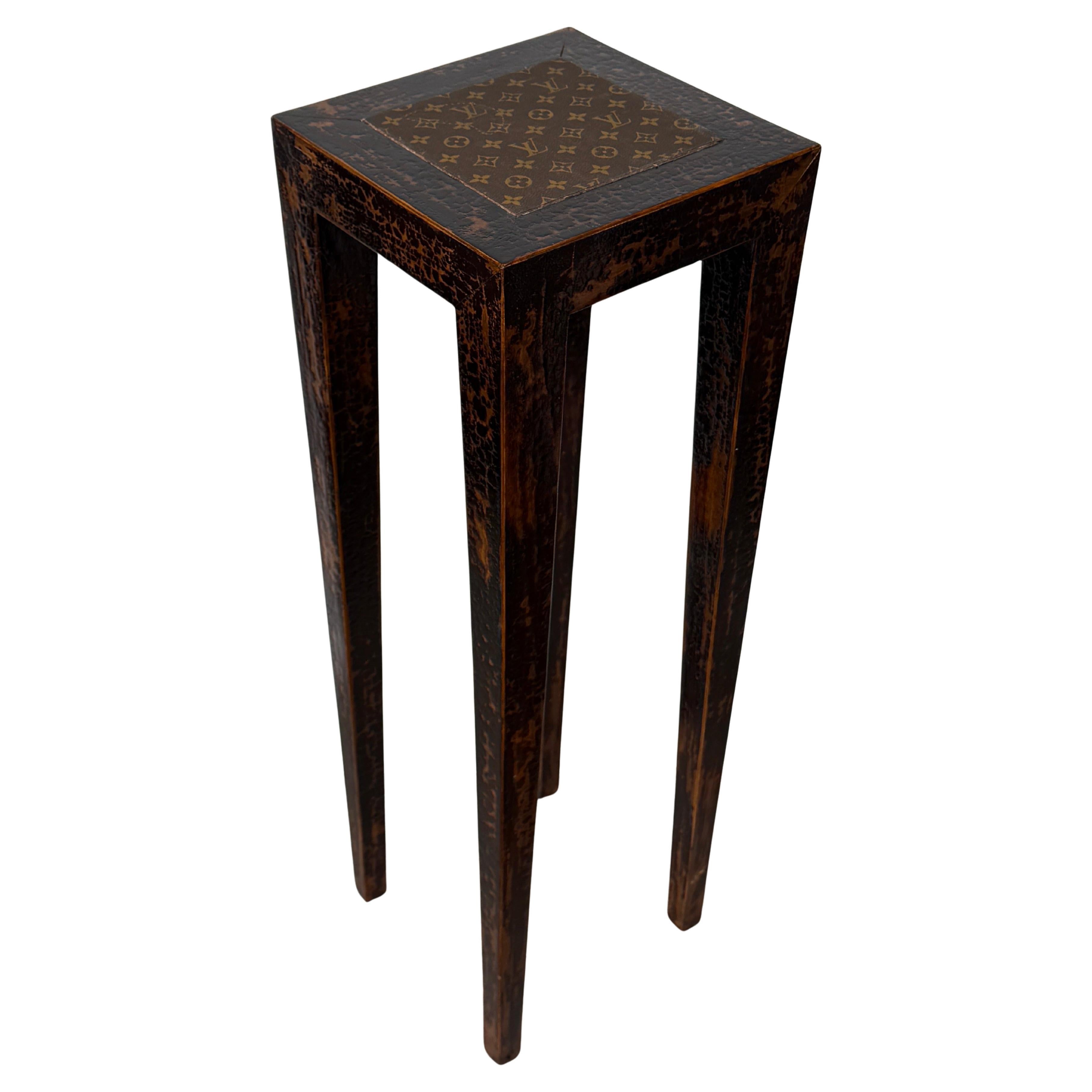 Pedestal alto de madera imitación carey con tela Louis Vuitton