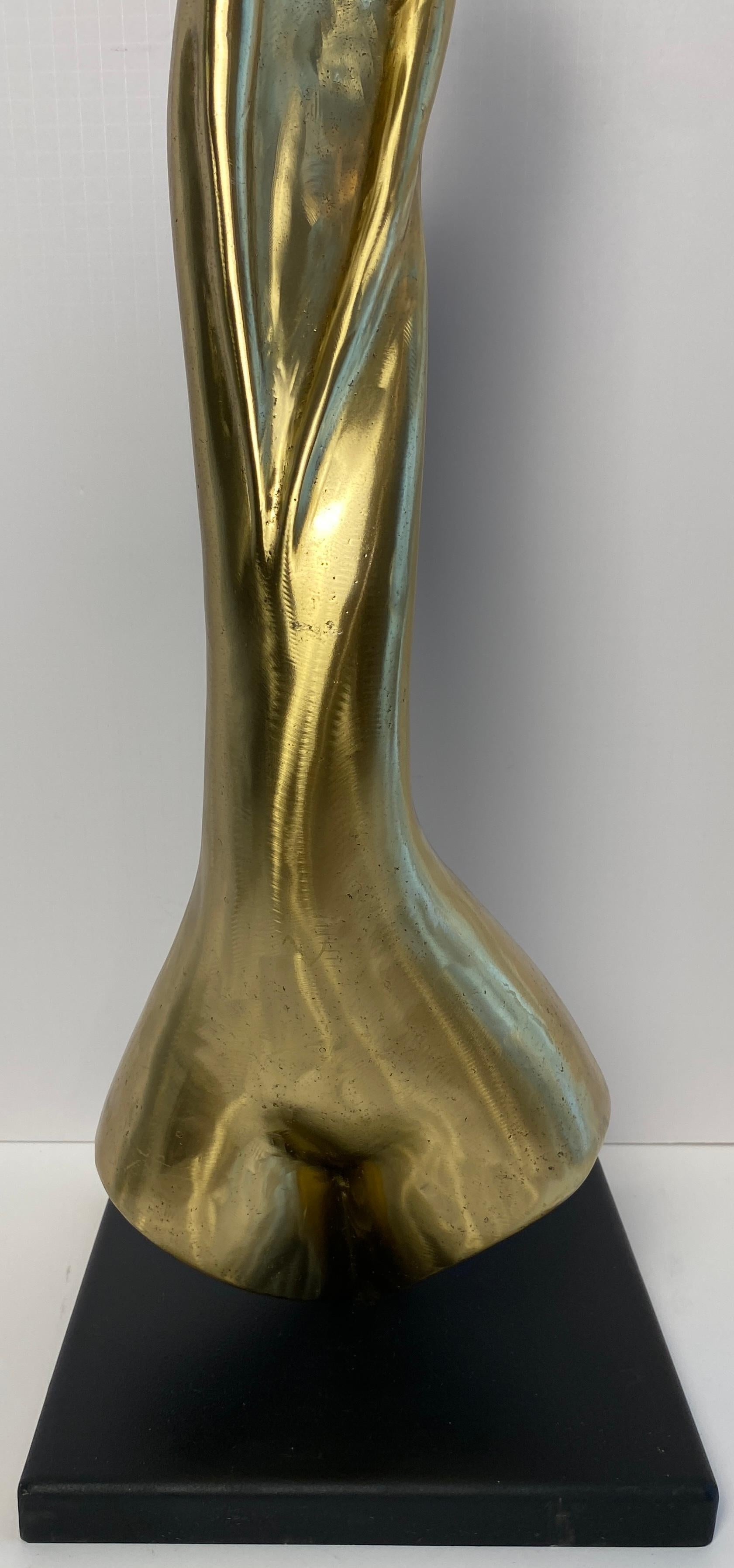 Moderno Scultura figurativa alta in bronzo attribuita ad Aharon Bezalel, Donna nuda surrealista in vendita