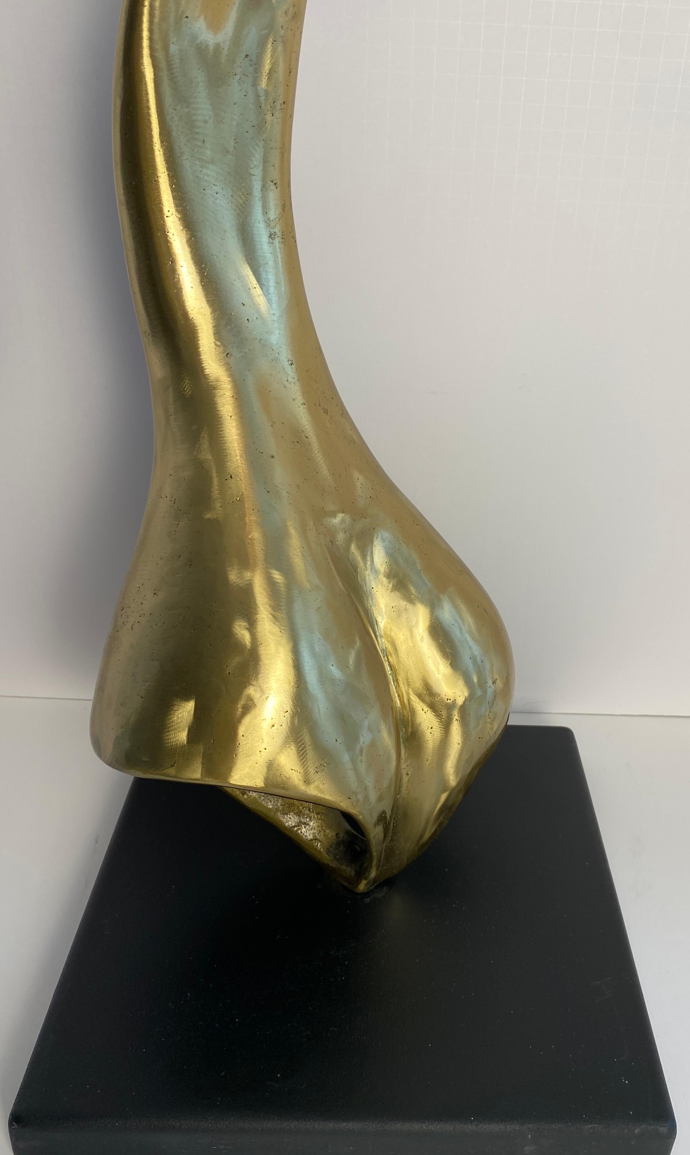 Scultura figurativa alta in bronzo attribuita ad Aharon Bezalel, Donna nuda surrealista In condizioni buone in vendita a Miami, FL