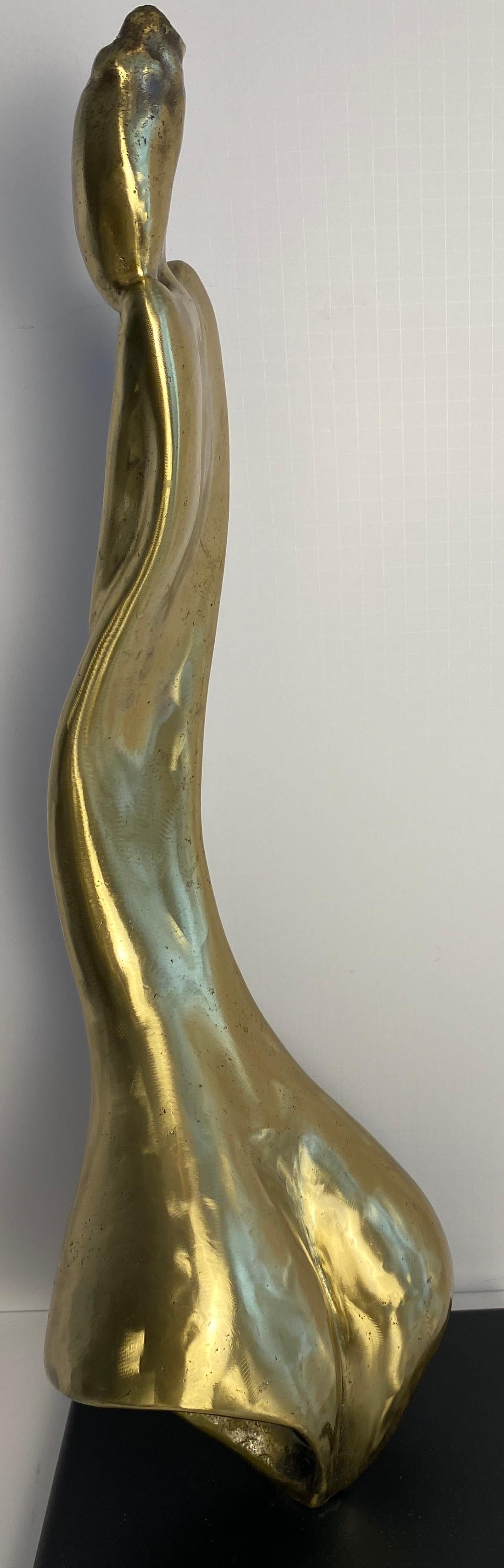XX secolo Scultura figurativa alta in bronzo attribuita ad Aharon Bezalel, Donna nuda surrealista in vendita