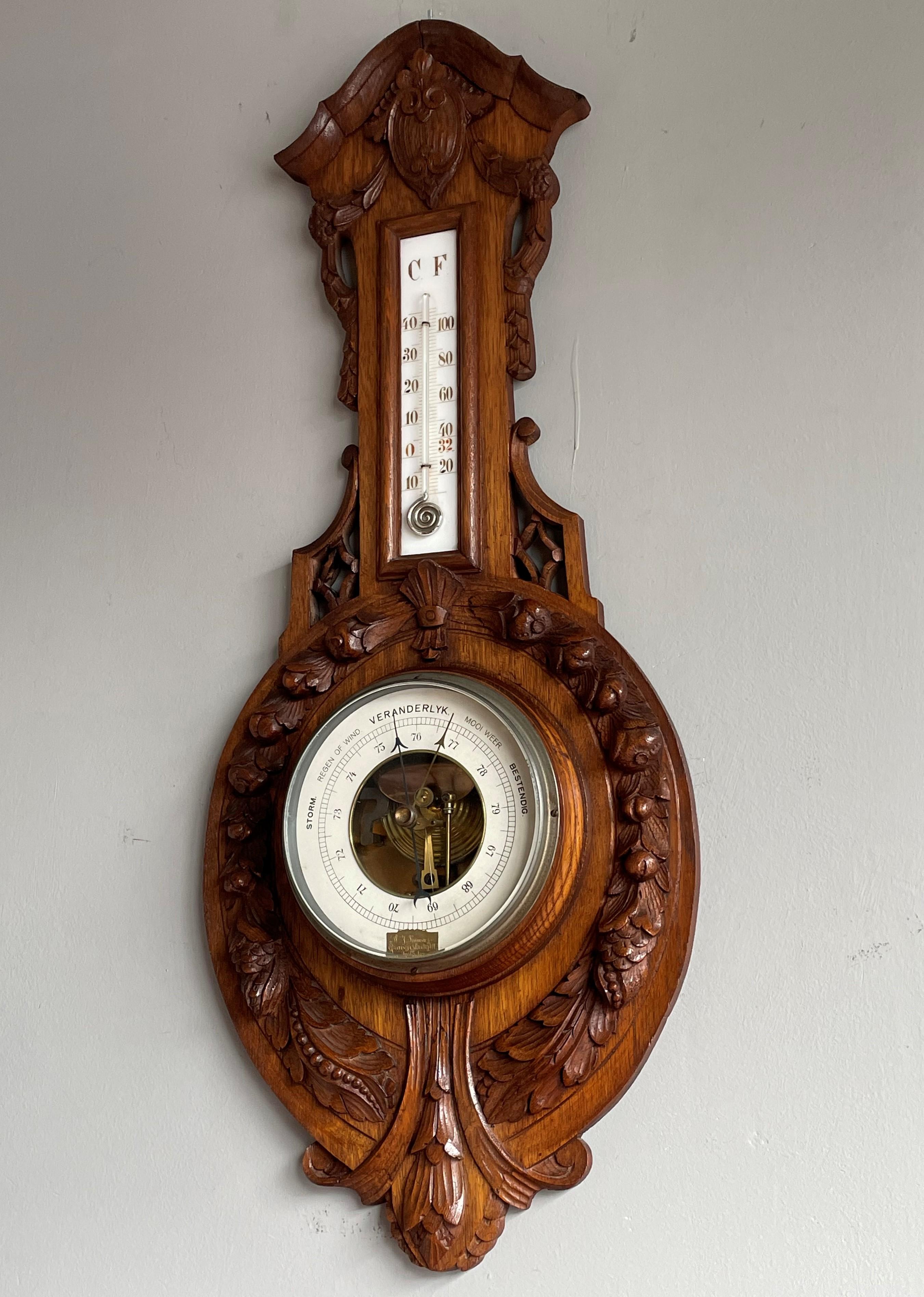 Wunderschönes holländisches Barometer und Thermometer aus der Zeit des Arts and Crafts.

Es wird sogar mit einer kleinen vergoldeten Messingplakette im Barometerfenster geliefert, auf der W.J. steht. Lauwers, Gravenstraat 1, Amsterdam.

Dieses