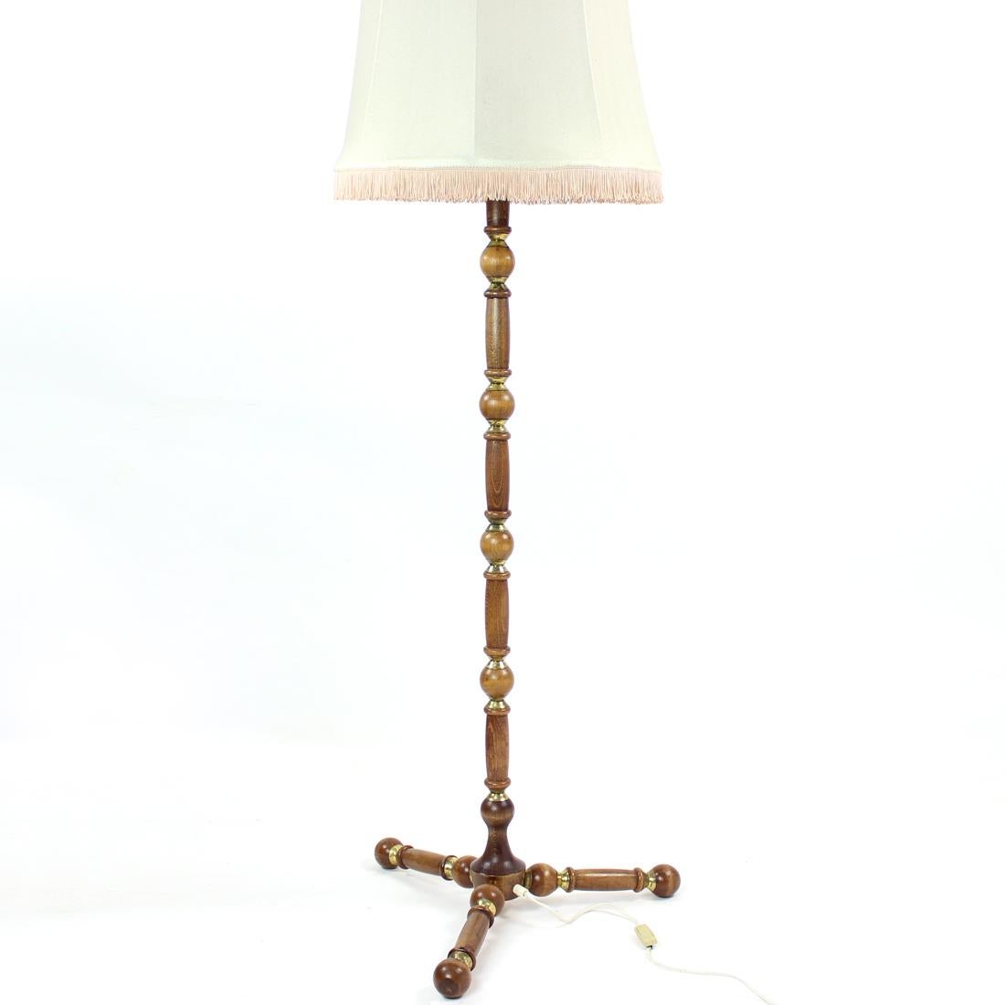 Tall Floor Lamp In Oak & Brass, Czechoslovakia 1950s 8
