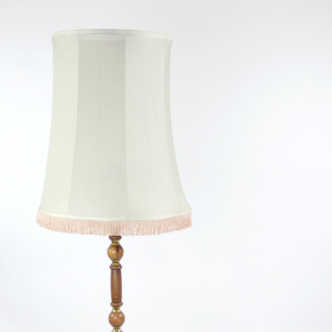 Tall Floor Lamp In Oak & Brass, Czechoslovakia 1950s In Good Condition In Zohor, SK