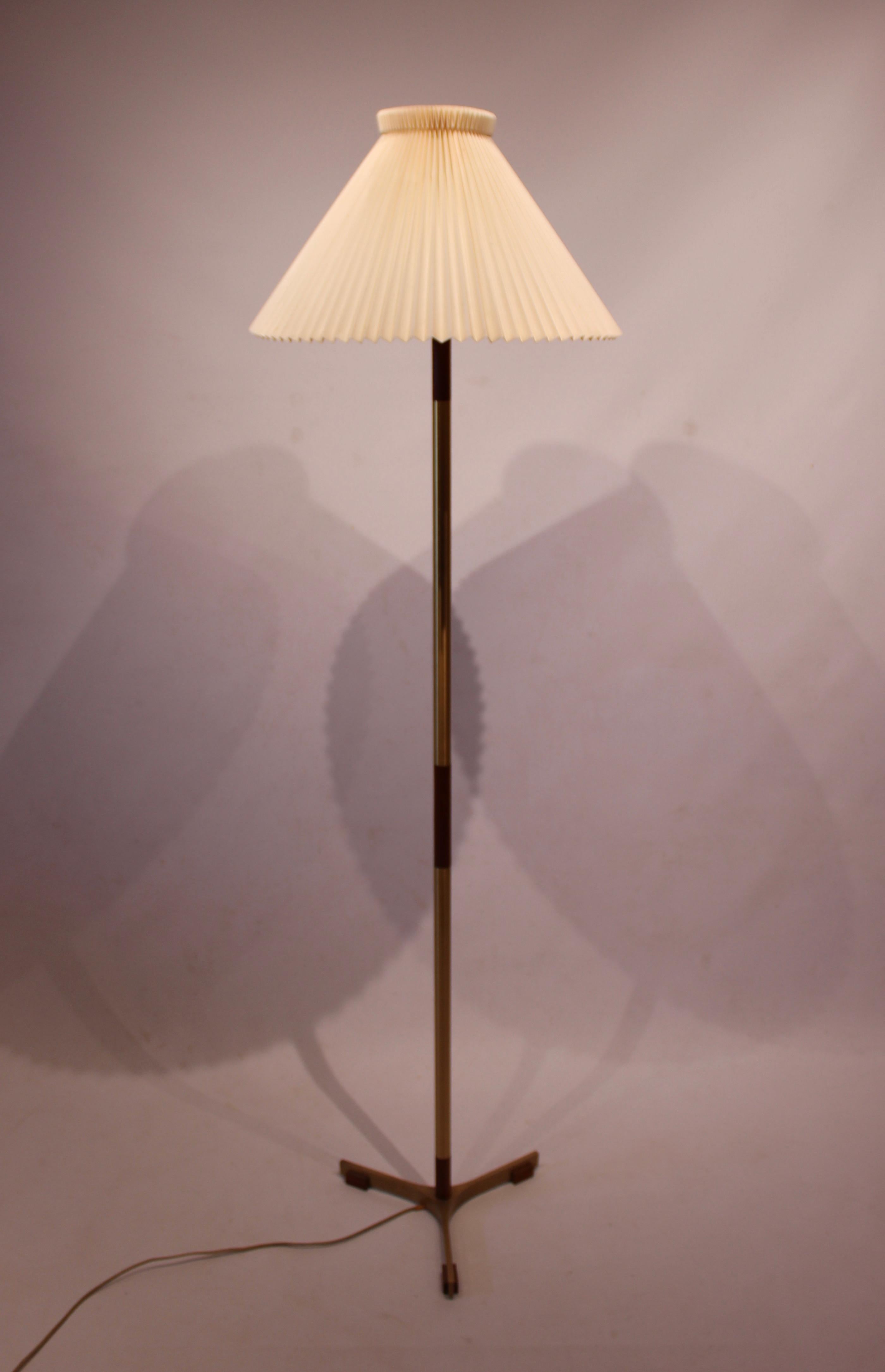Tall floor lamp of teak and brass, of Danish design from the 1960s. The lamp is in great vintage condition.