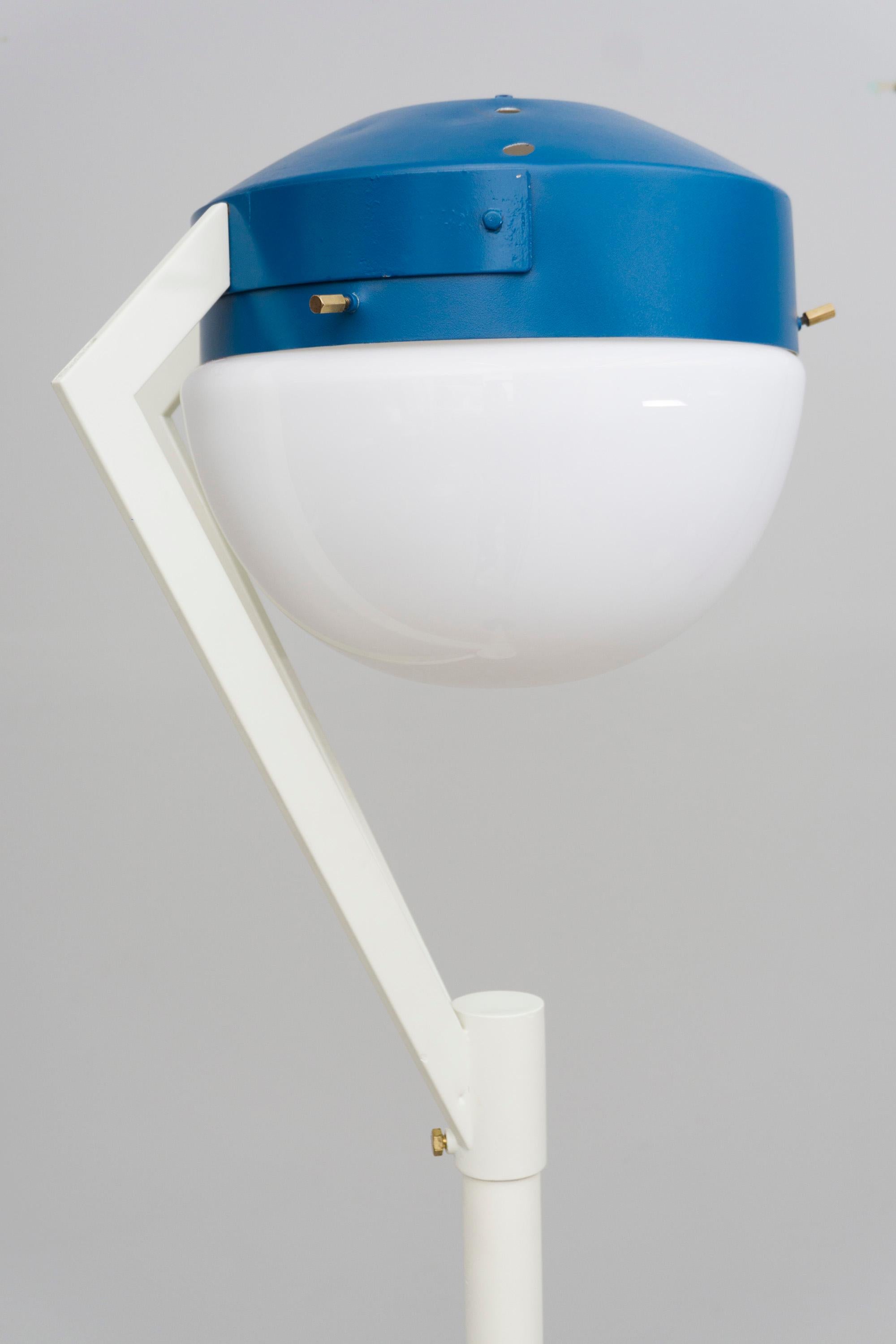 Tall floor lamp, white and blue metal, by Bruno Gatta, 1960 In Good Condition For Sale In Berlin, DE