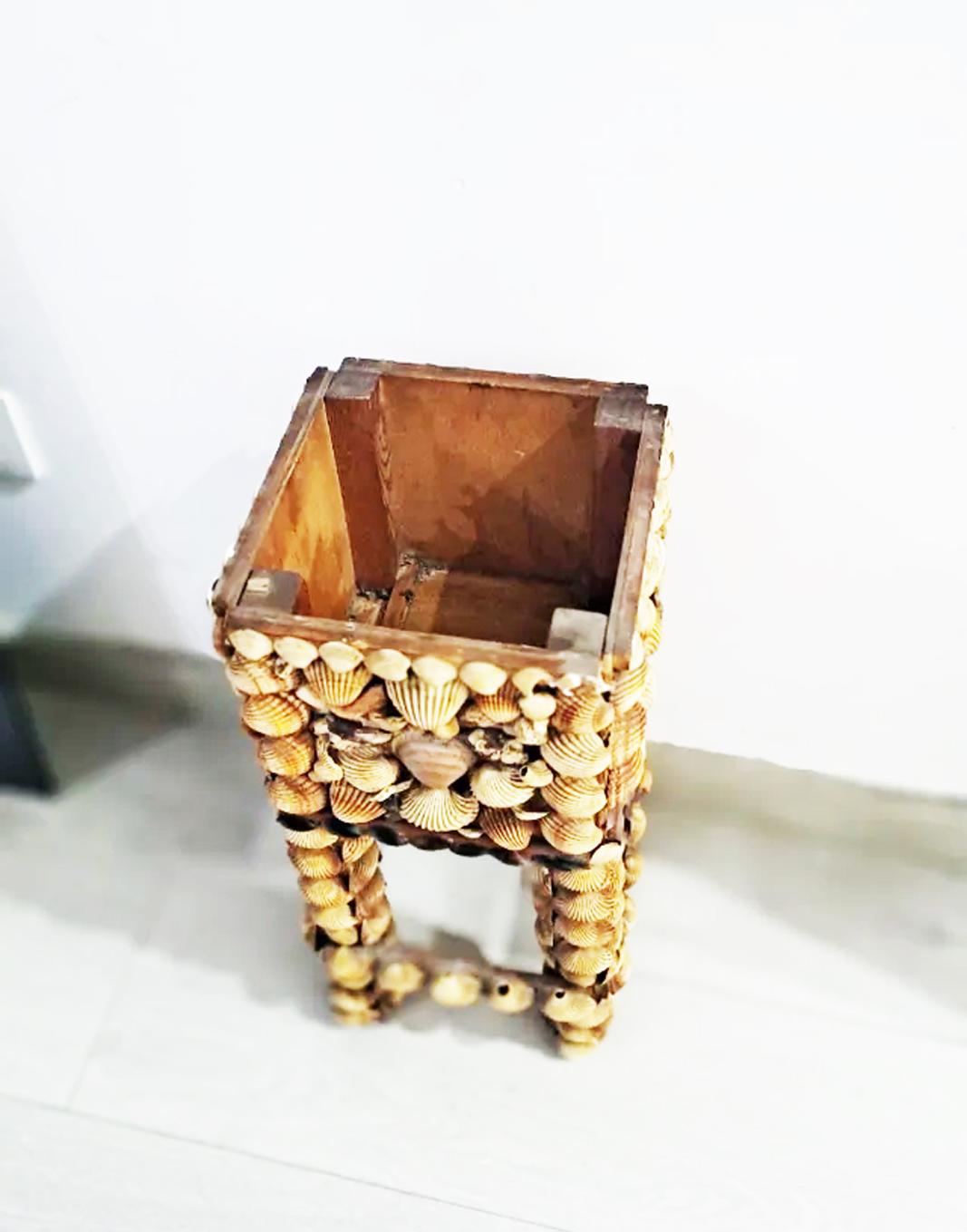 Espagnol Grand pot à fleurs ou base de table fabriqué avec des coquillages, 20e siècle, Espagne en vente