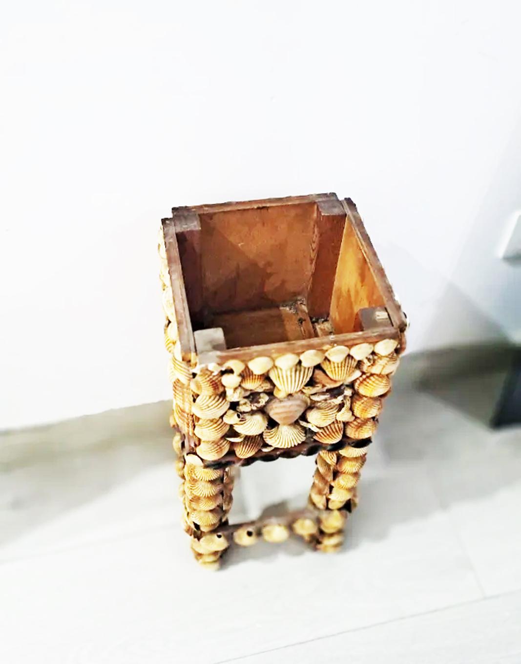 Grand pot à fleurs ou base de table fabriqué avec des coquillages, 20e siècle, Espagne Bon état - En vente à Mombuey, Zamora