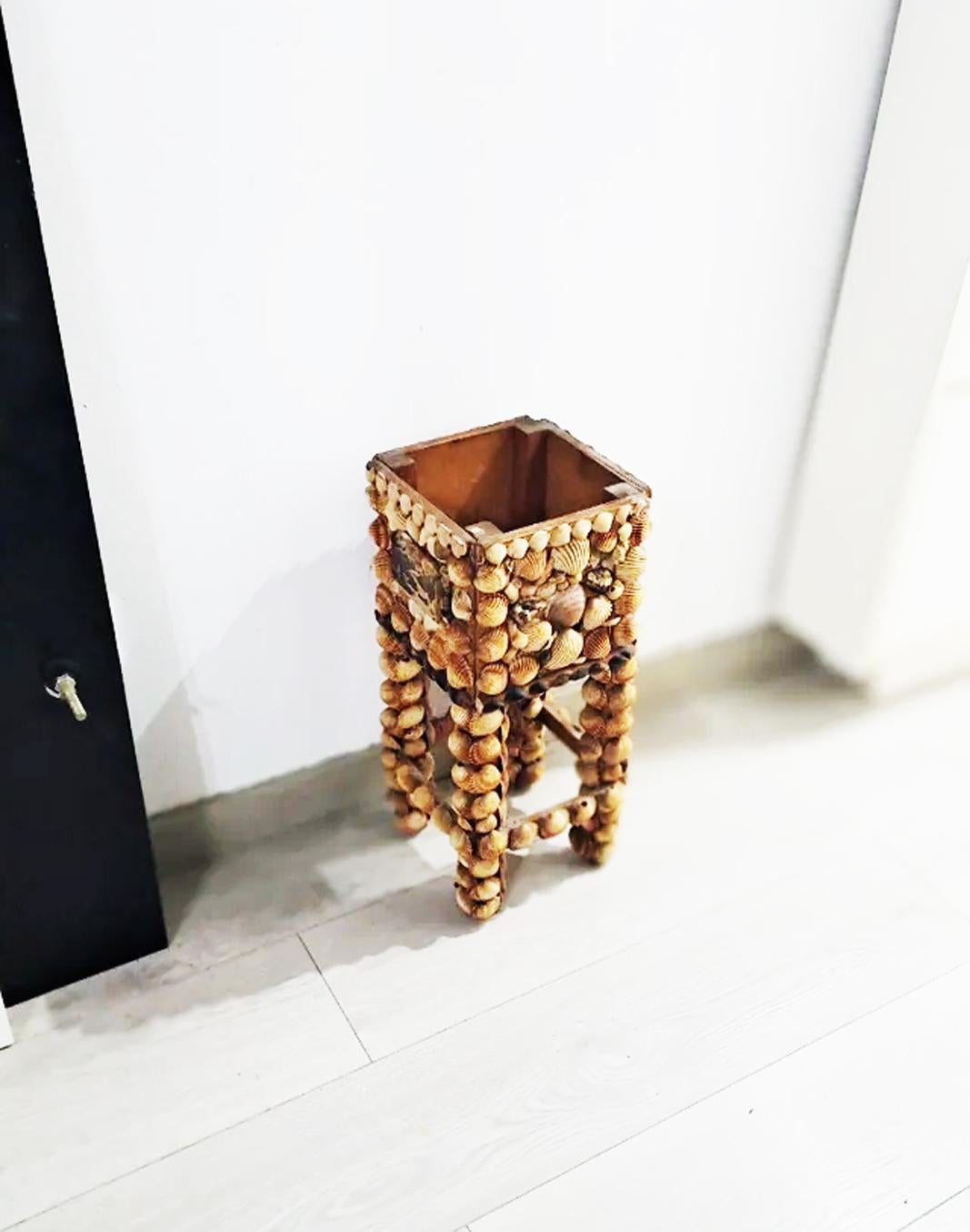 20ième siècle Grand pot à fleurs ou base de table fabriqué avec des coquillages, 20e siècle, Espagne en vente