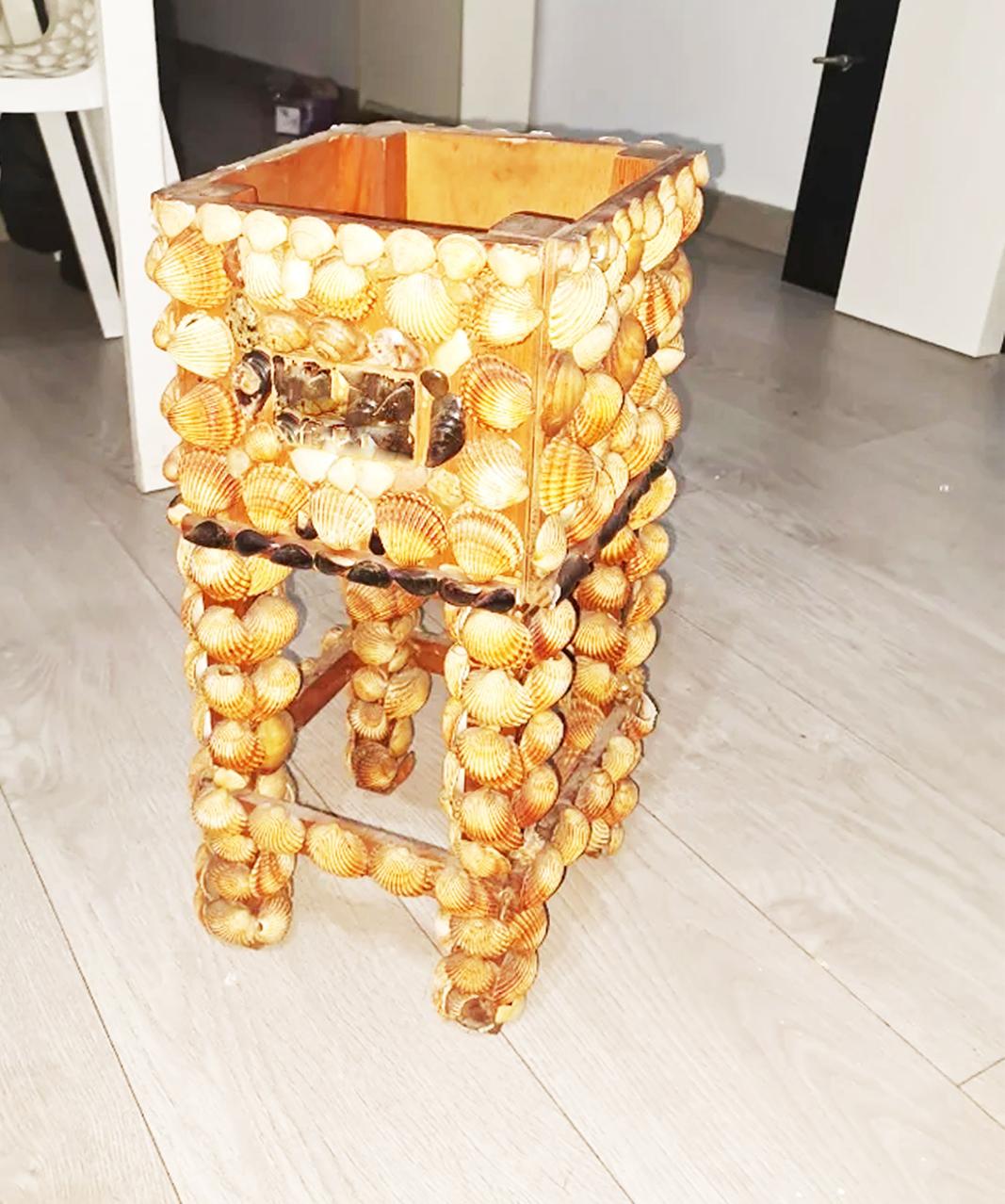 Coquillage Grand pot à fleurs ou base de table fabriqué avec des coquillages, 20e siècle, Espagne en vente
