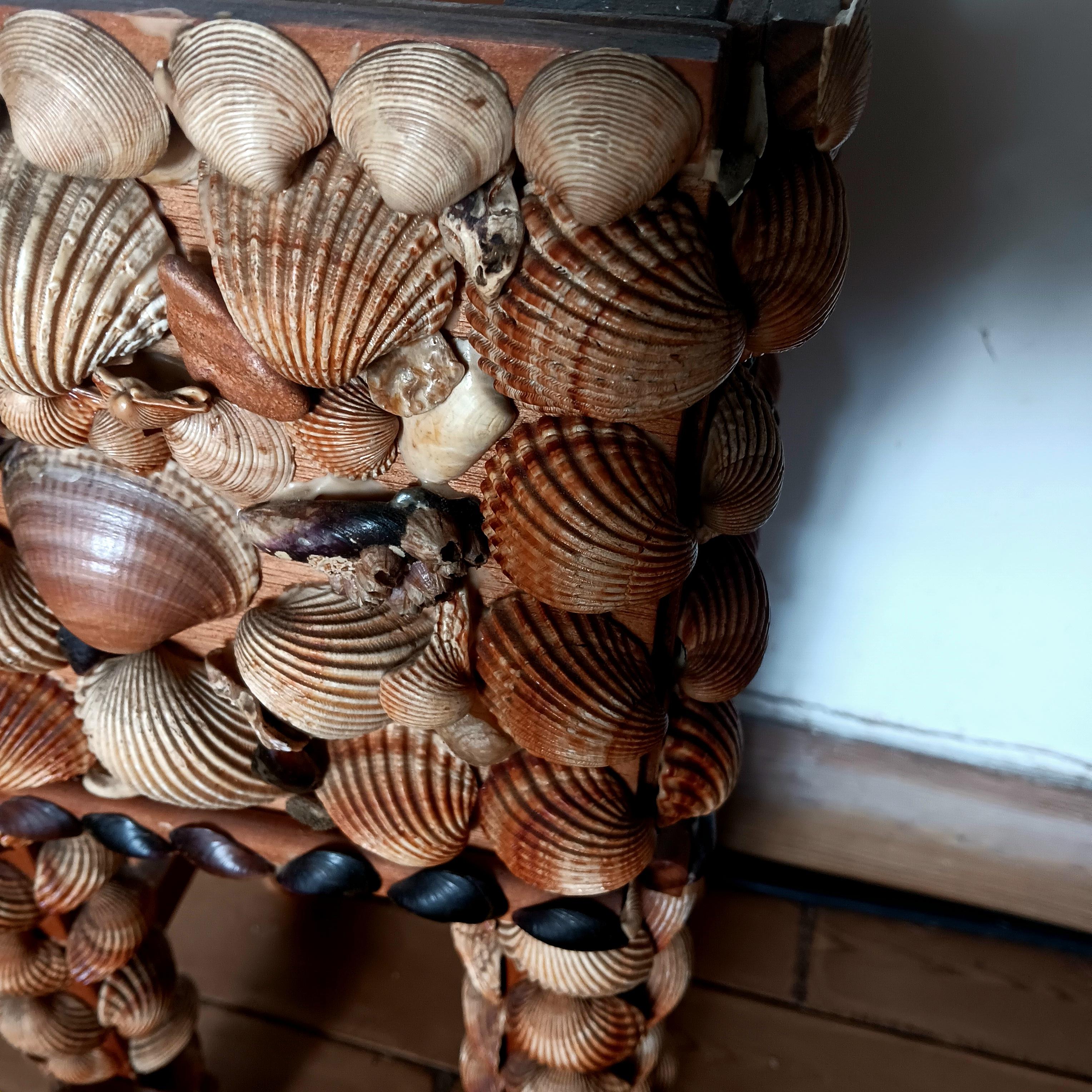 Grand pot à fleurs ou base de table fabriqué avec des coquillages, 20e siècle, Espagne en vente 1
