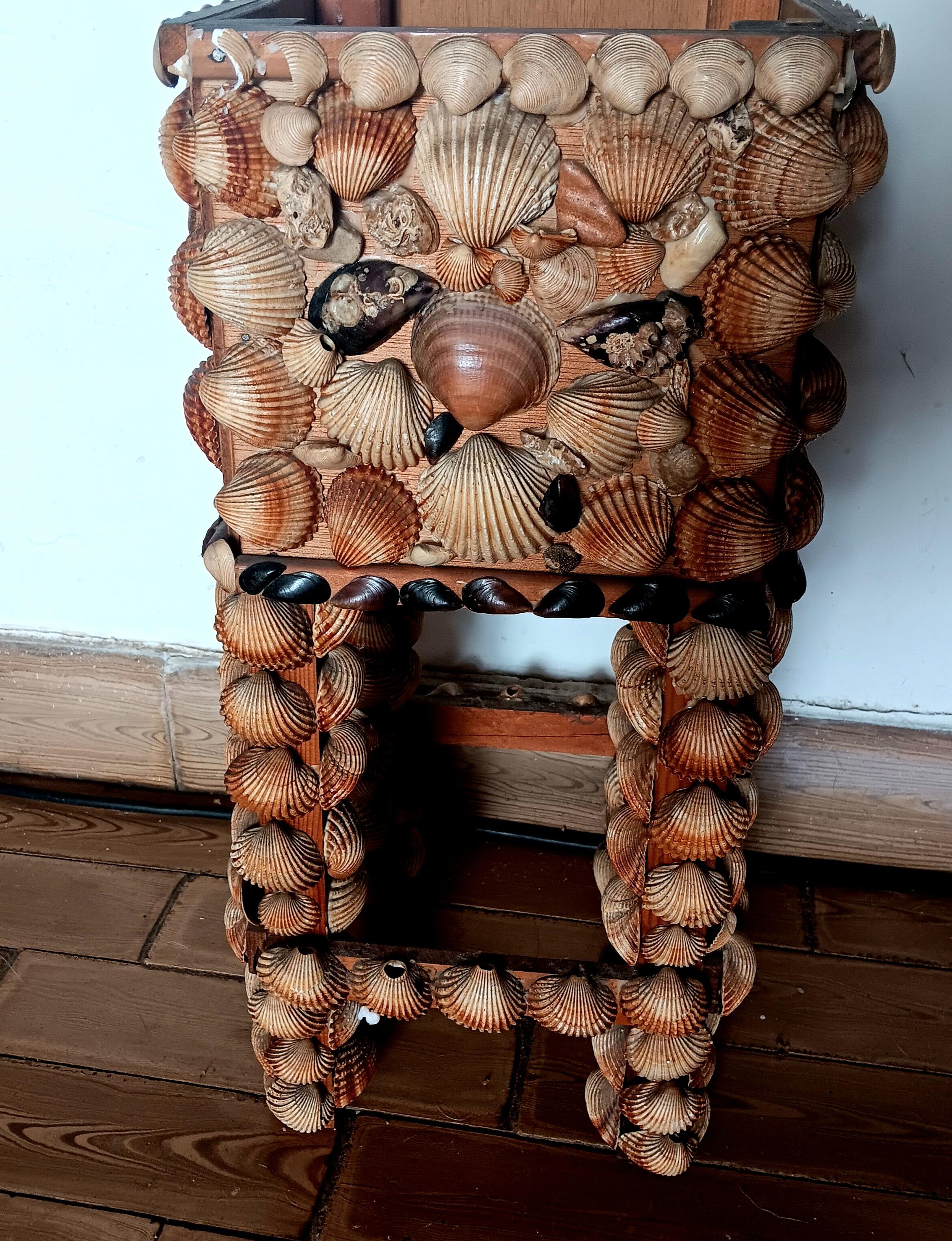 pot de fleurs en coquillages et coquilles
pot de fleurs haut ou base de table. Il peut avoir les deux fonctions ou même un porte-revues
Cette pièce artisanale faite de bois et de coquillages au milieu du 20e siècle est très décorative et