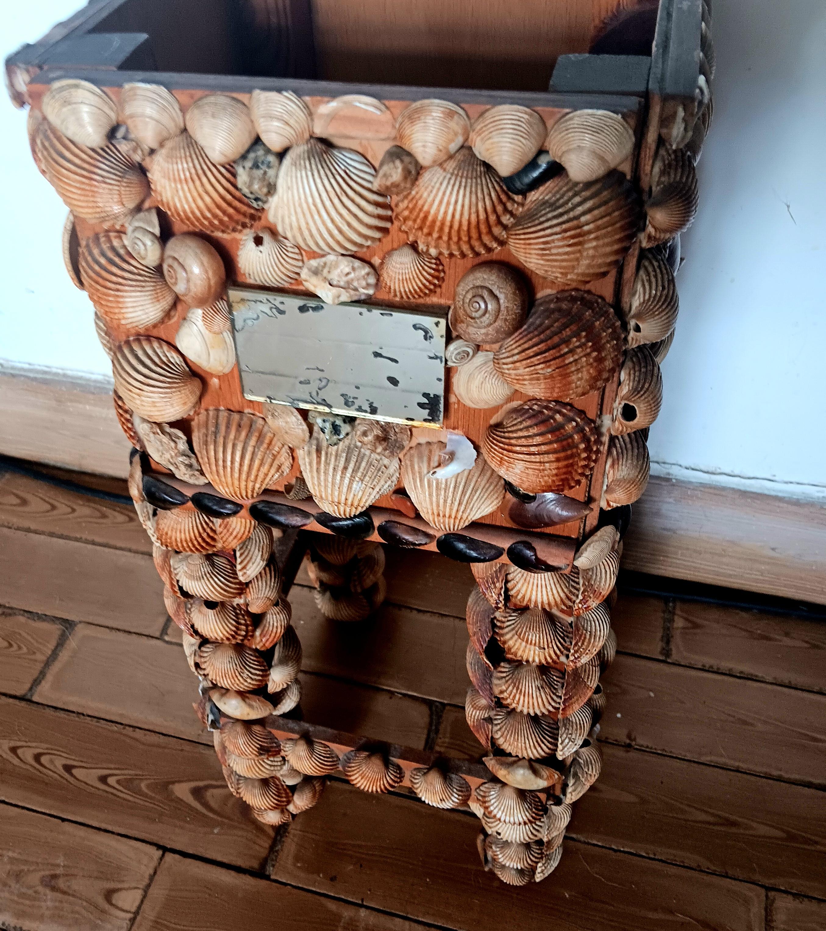 Grand pot à fleurs ou base de table fabriqué avec des coquillages, 20e siècle, Espagne en vente 2