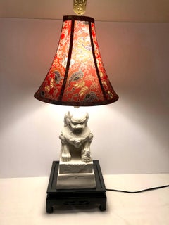 Grande lampe blanche avec abat-jour rouge en forme de chien Foo