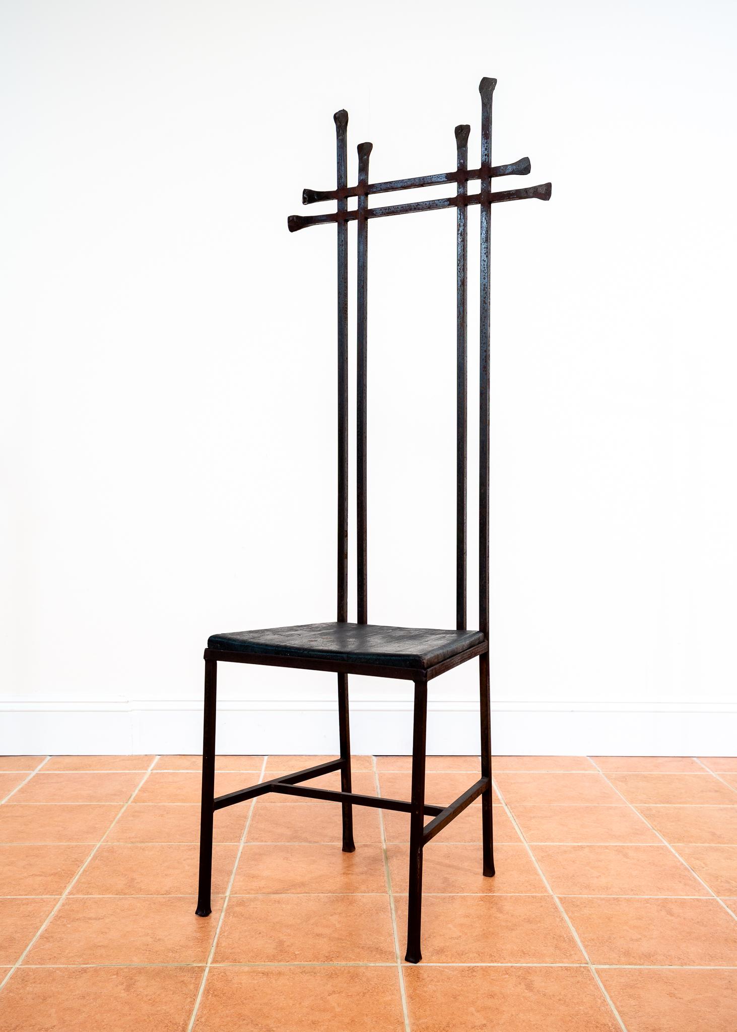 Großer geschmiedeter Statement-Stuhl, handwerklicher Thronsessel, minimalistisch, schmiedeeiserner Brutalismus (Mittelalterlich) im Angebot