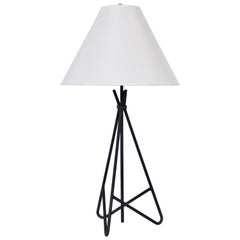 Lampada da tavolo alta a treppiede in filo di ferro nero in stile Frederic Weinberg, anni '50