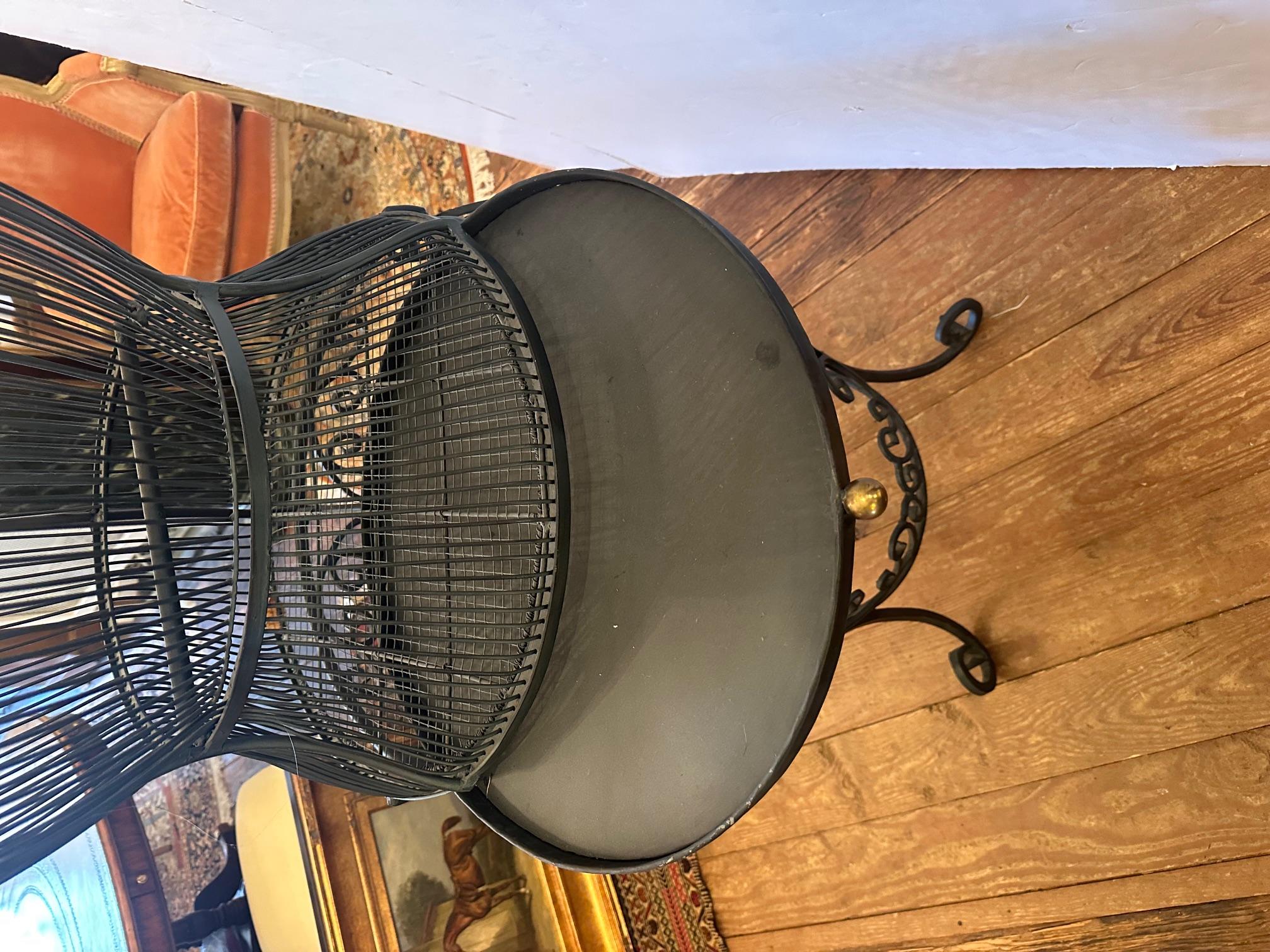 Grande cage à oiseaux sur pied en fer noir fantaisiste en vente 4