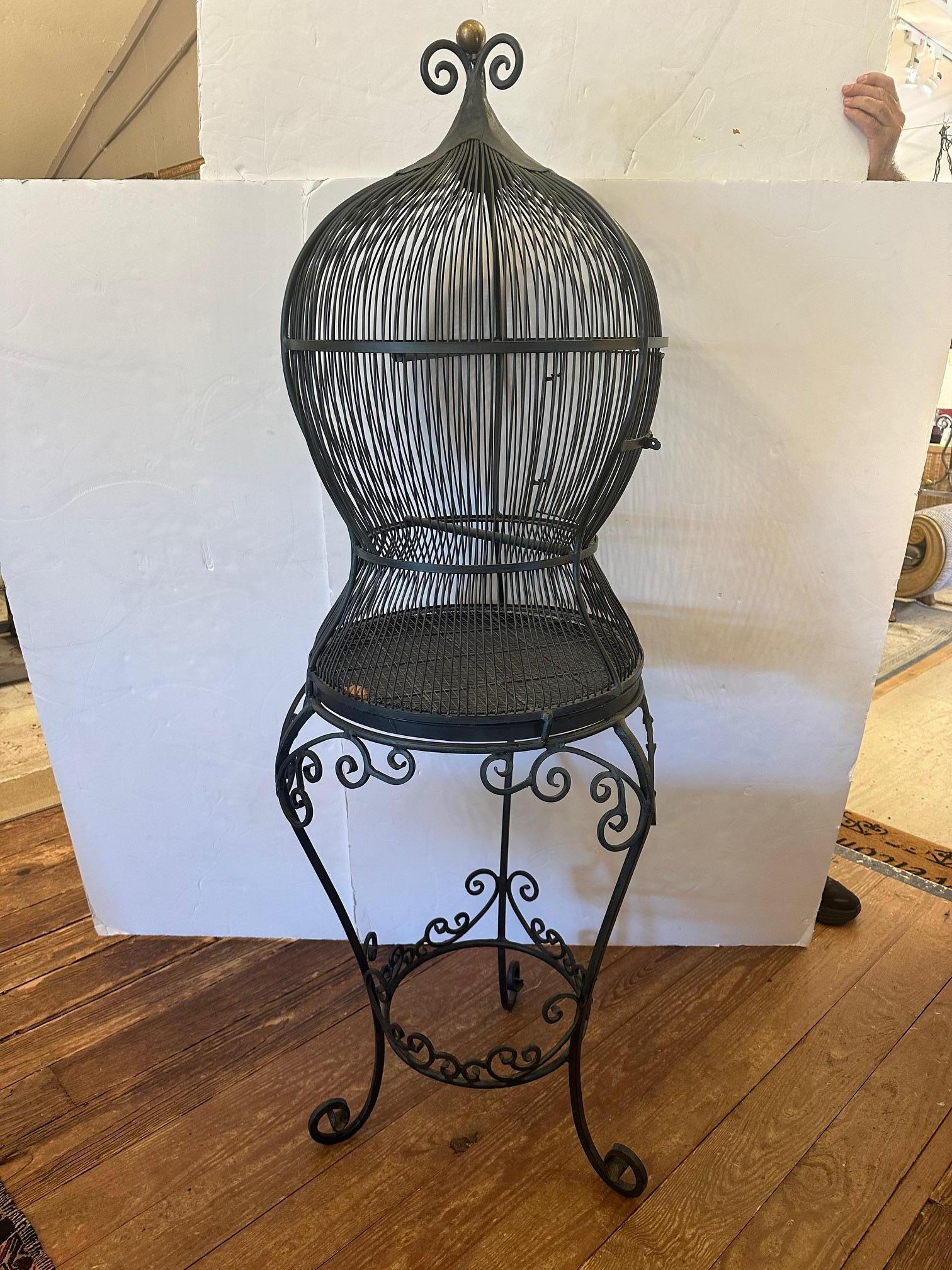 Grande cage à oiseaux sur pied en fer noir fantaisiste en vente 5