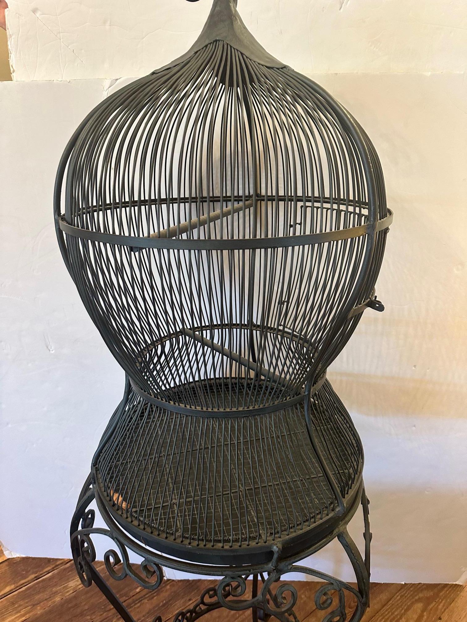 Américain Grande cage à oiseaux sur pied en fer noir fantaisiste en vente