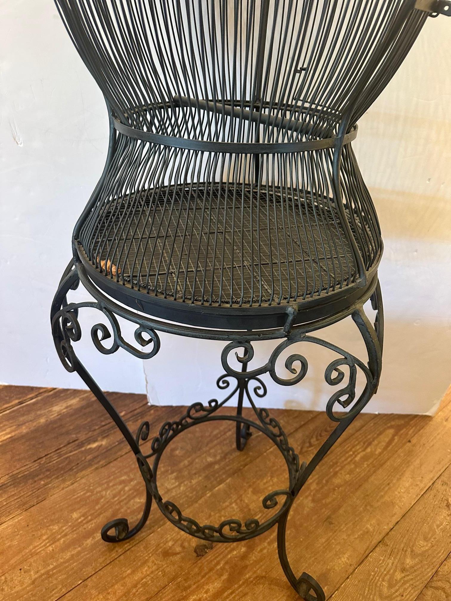 Grande cage à oiseaux sur pied en fer noir fantaisiste Bon état - En vente à Hopewell, NJ