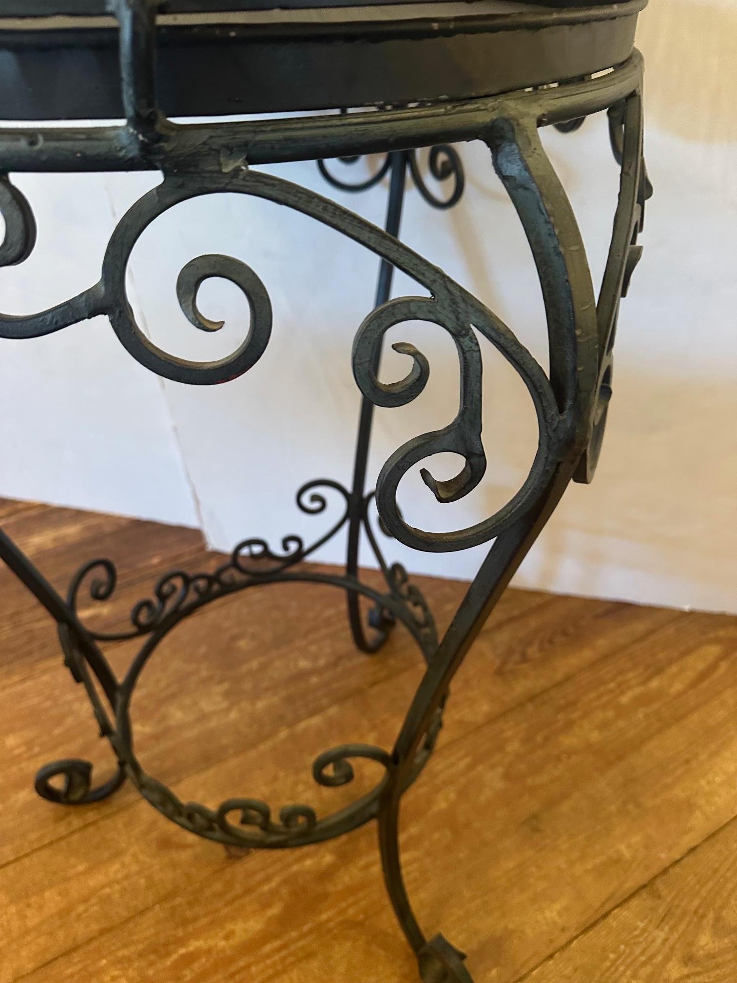 Grande cage à oiseaux sur pied en fer noir fantaisiste en vente 1