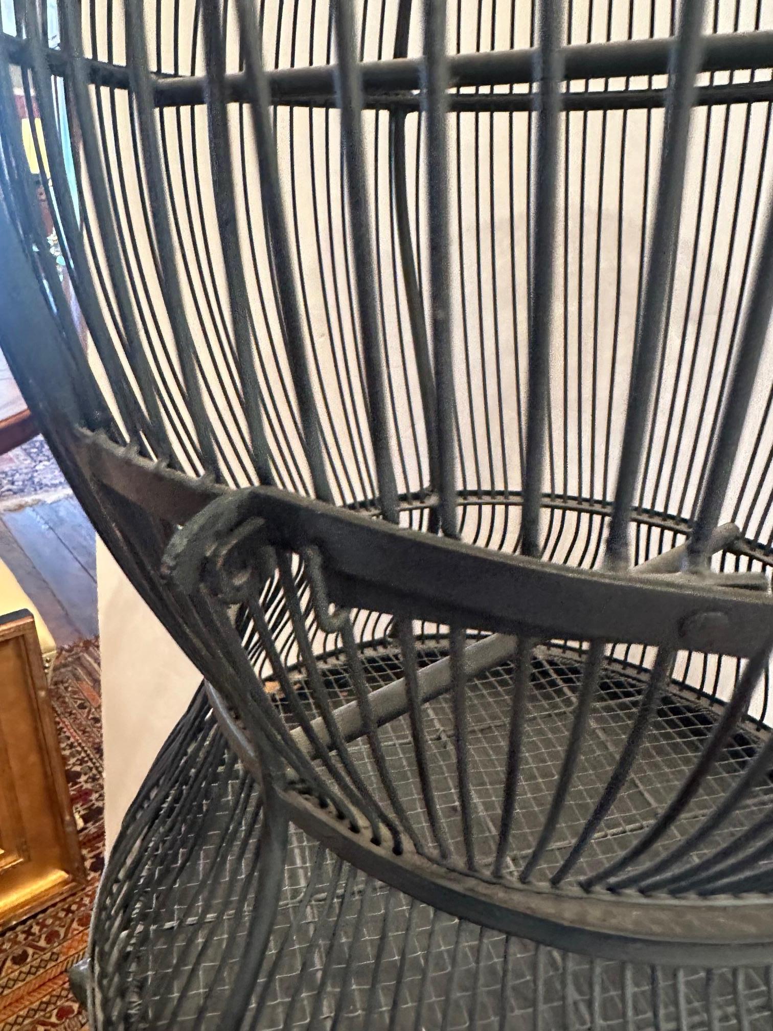 Grande cage à oiseaux sur pied en fer noir fantaisiste en vente 2