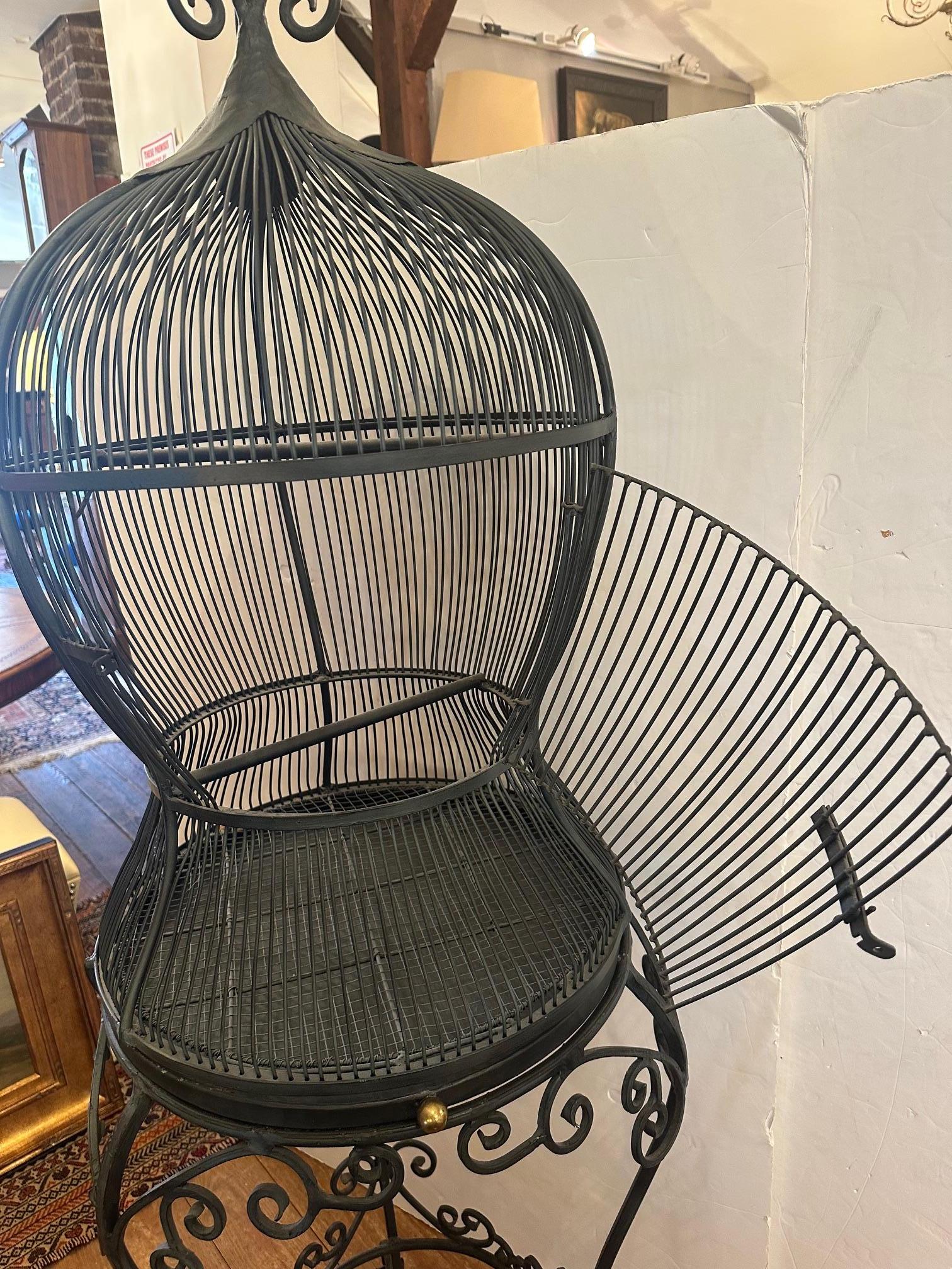 Grande cage à oiseaux sur pied en fer noir fantaisiste en vente 3