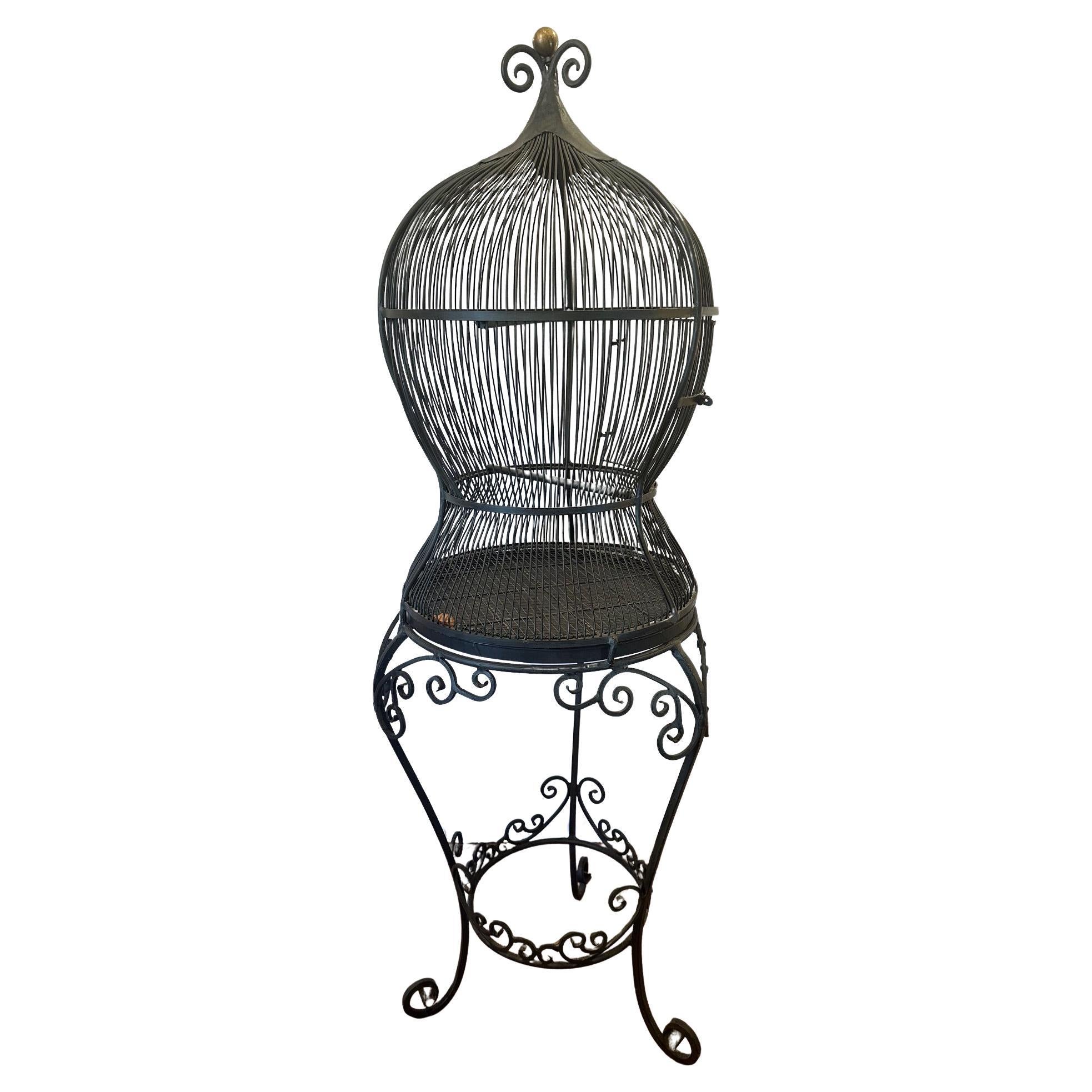 Grande cage à oiseaux sur pied en fer noir fantaisiste en vente
