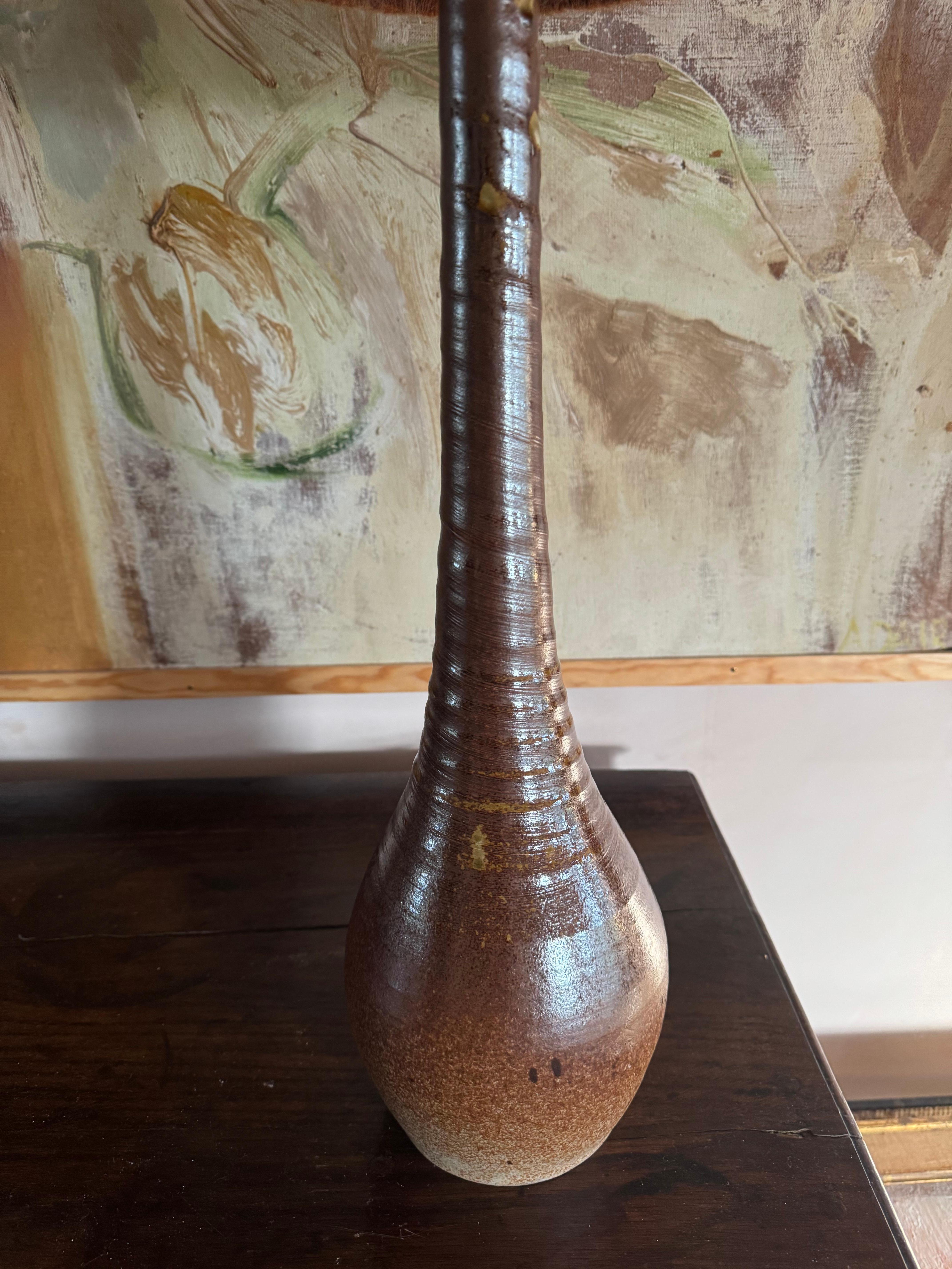 Lámpara alta de cerámica esmaltada francesa de los años 50 con pantalla de tela Francés en venta