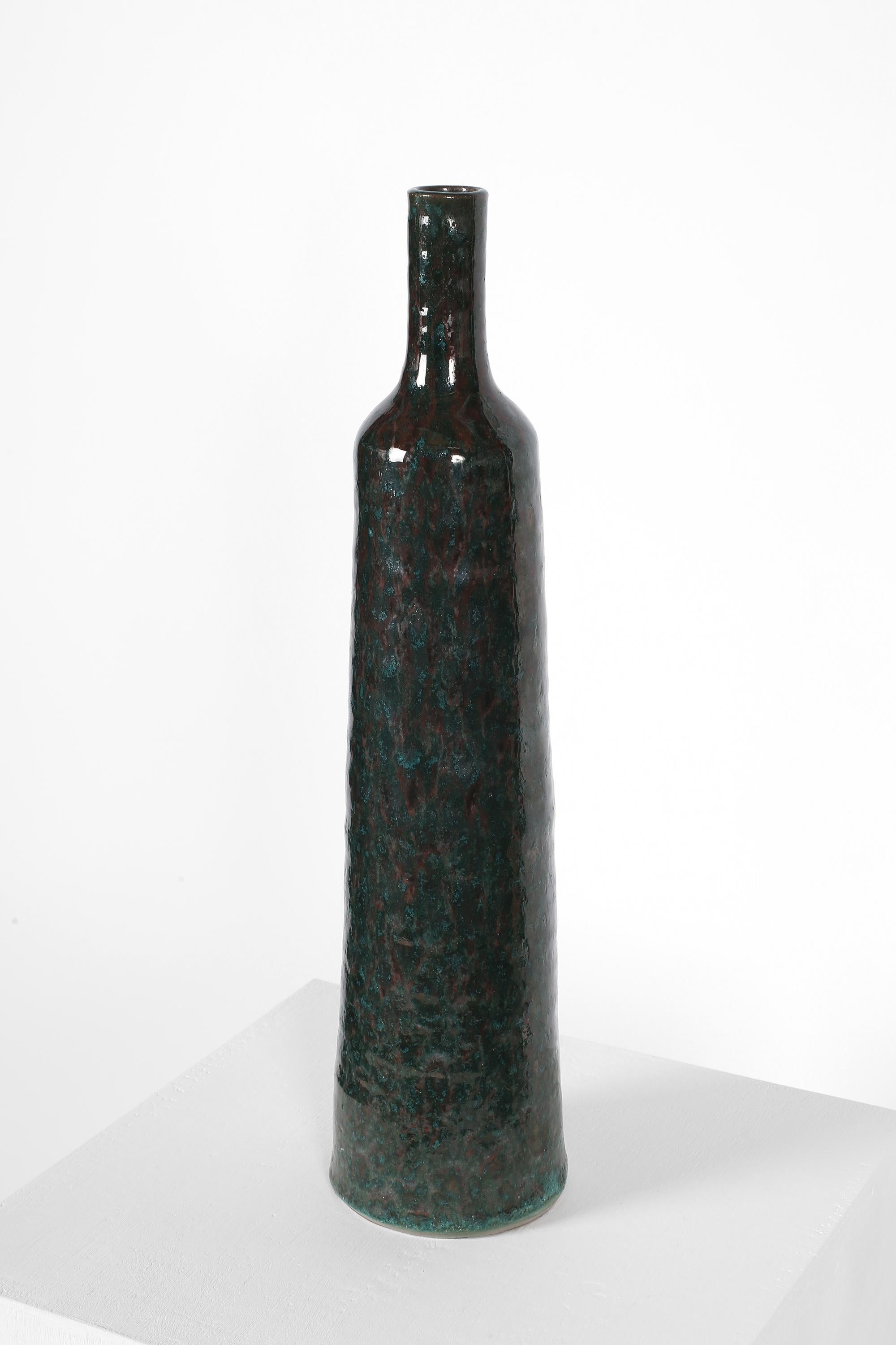 Grande vaso in terracotta smaltata color verde acqua iridescente della metà del XX secolo, dalla forma a bottiglia. Francese, anni '60 circa.