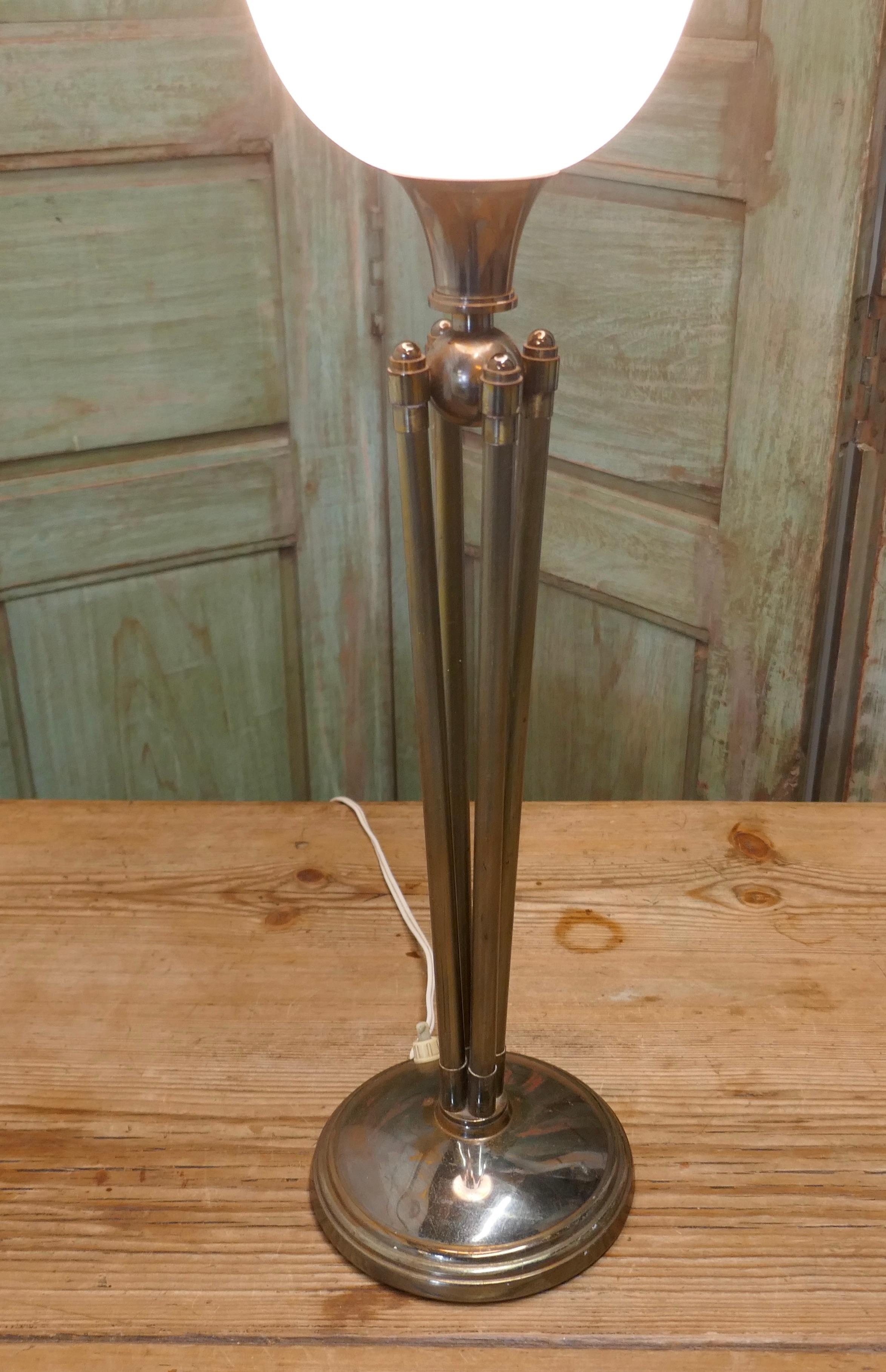 Lámpara de mesa Art Déco francesa alta

Una lámpara de mesa niquelada muy atractiva con pantalla de cristal de vaselina, la elegante base está hecha en una plata niquelada que ahora tiene un acabado ligeramente deslustrado, el cableado se ha