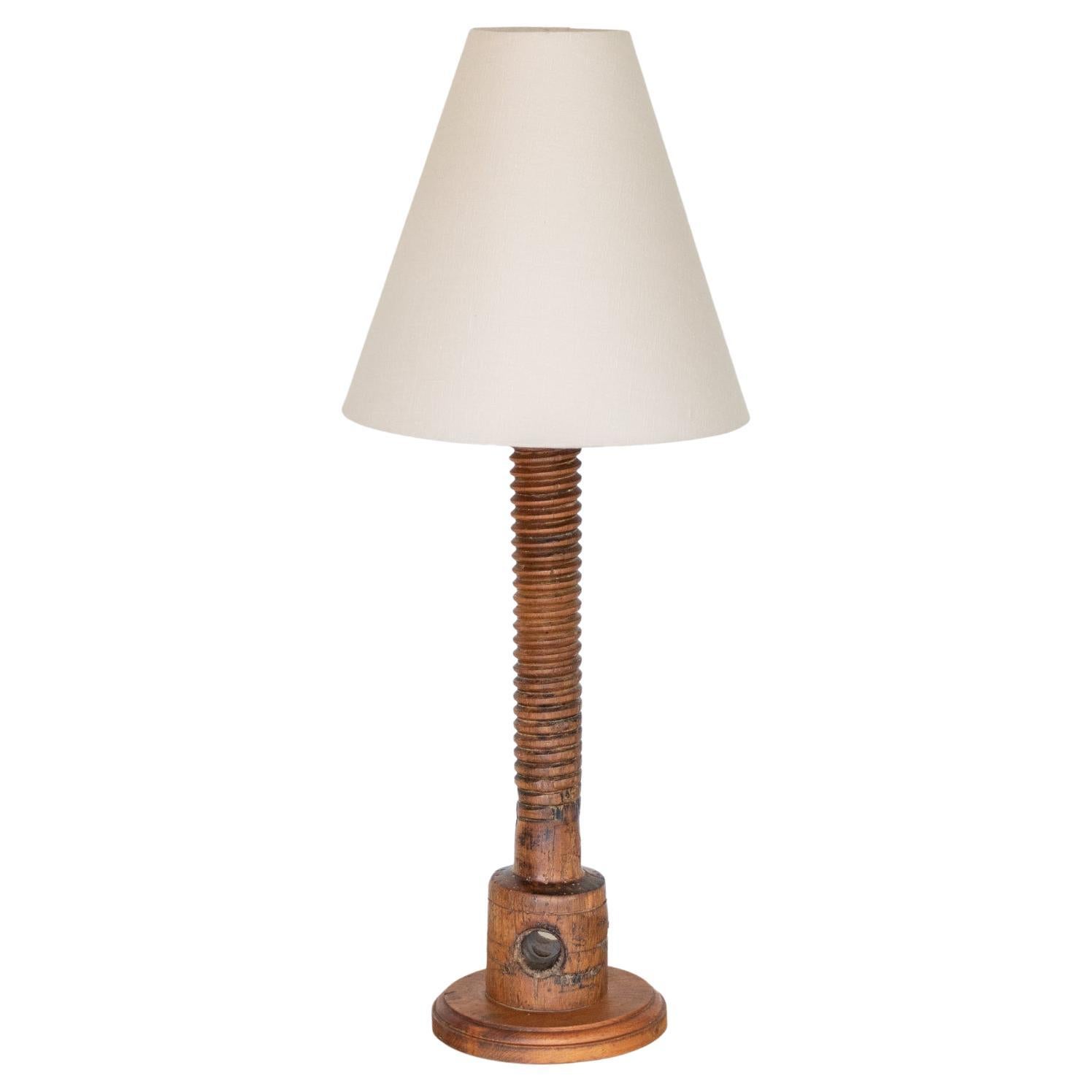 Grande lampe de bureau française en bois sculpté