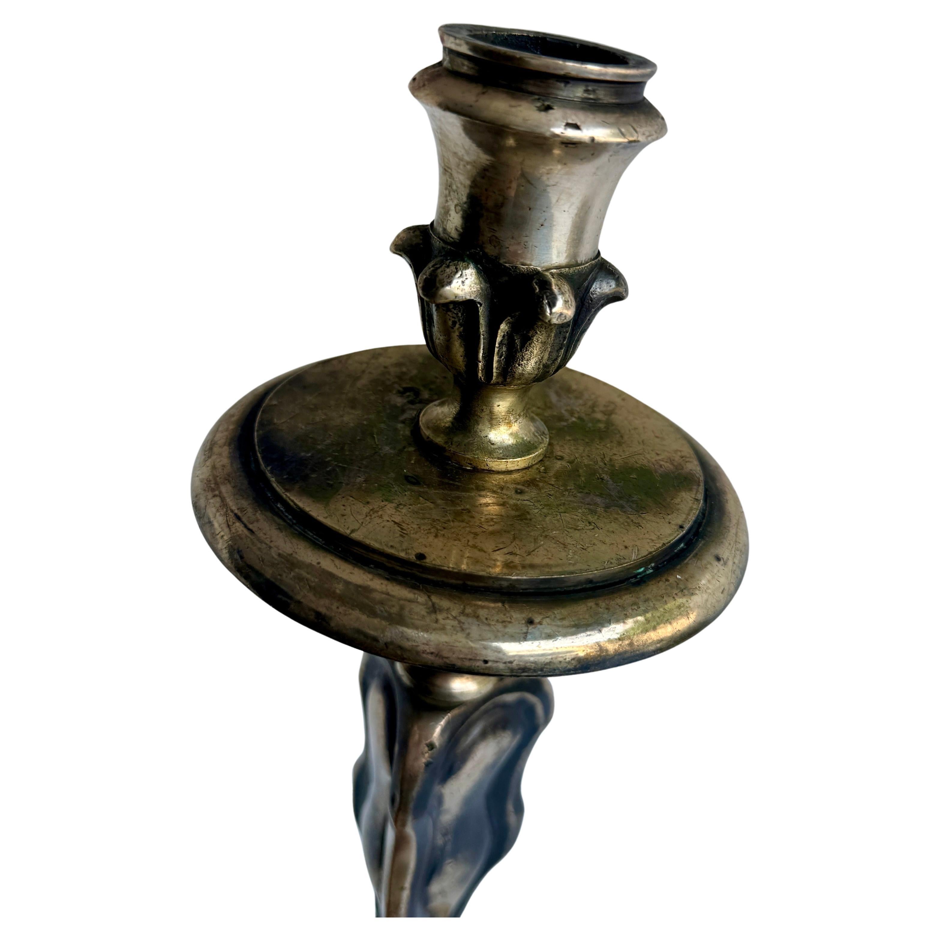Candeliere alto, pesante e sostanzioso, Francia, anni '50.
Questa scultura singola in ottone è rimasta intatta e conserva la sua patina originale. Un'aggiunta meravigliosa come centrotavola su un lungo tavolo da fattoria, un tavolino da caffè o un