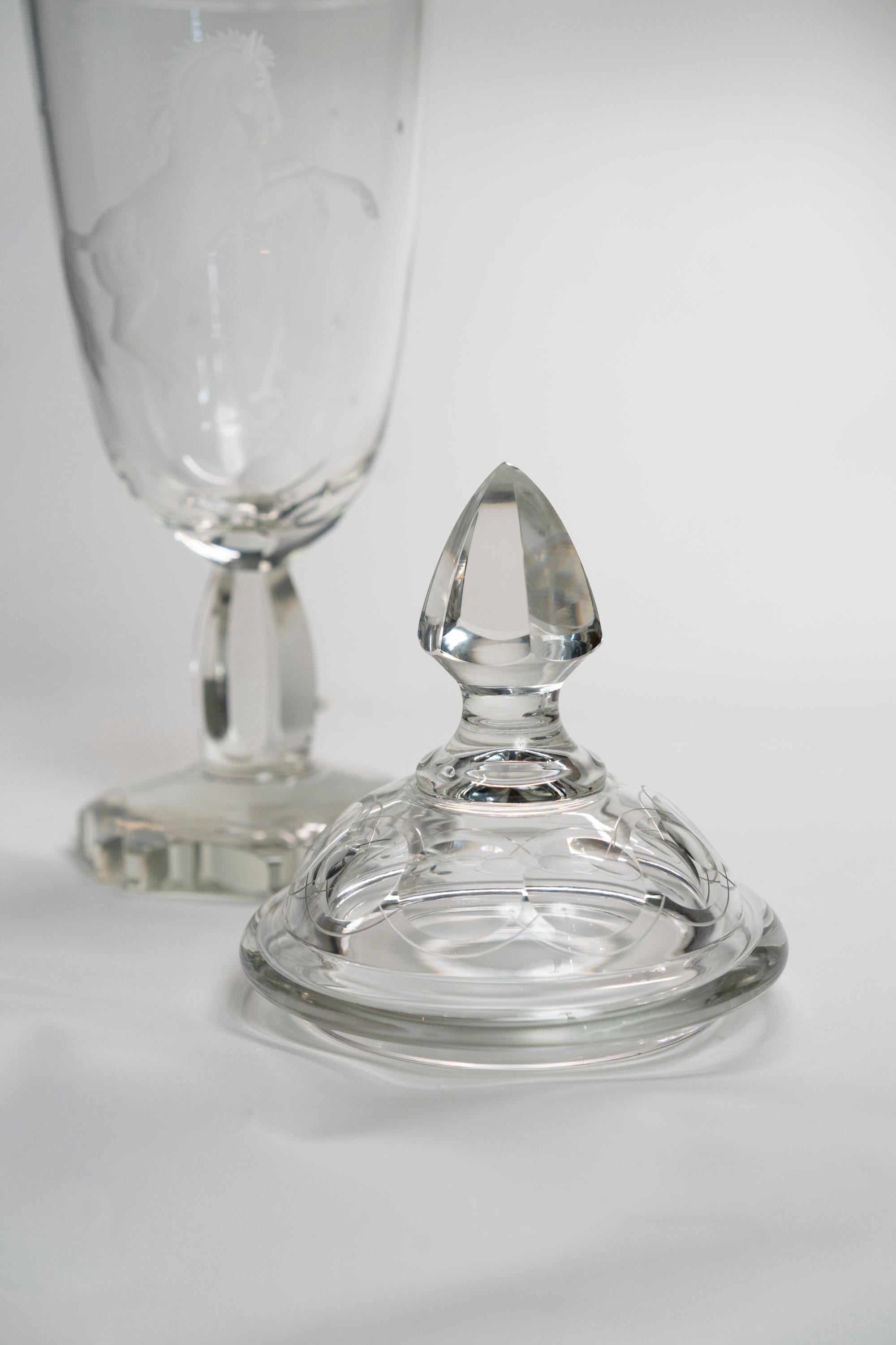 Tall  French Crystal Horse Etched Bonbonnière  In Good Condition In Montreal, QC