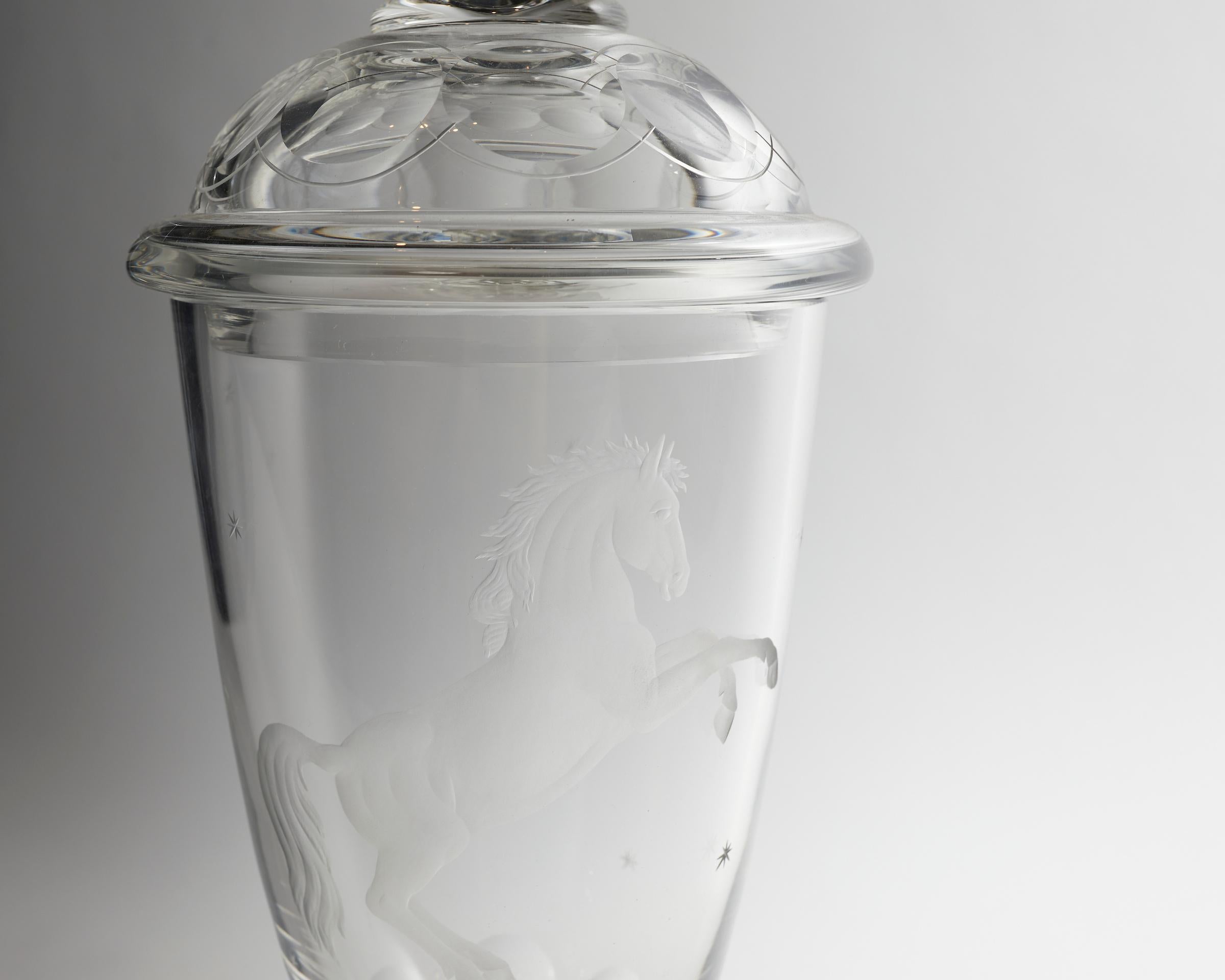 Große Bonbonnière aus französischem Kristall mit geätztem Pferd auf Stem  (Radiert) im Angebot