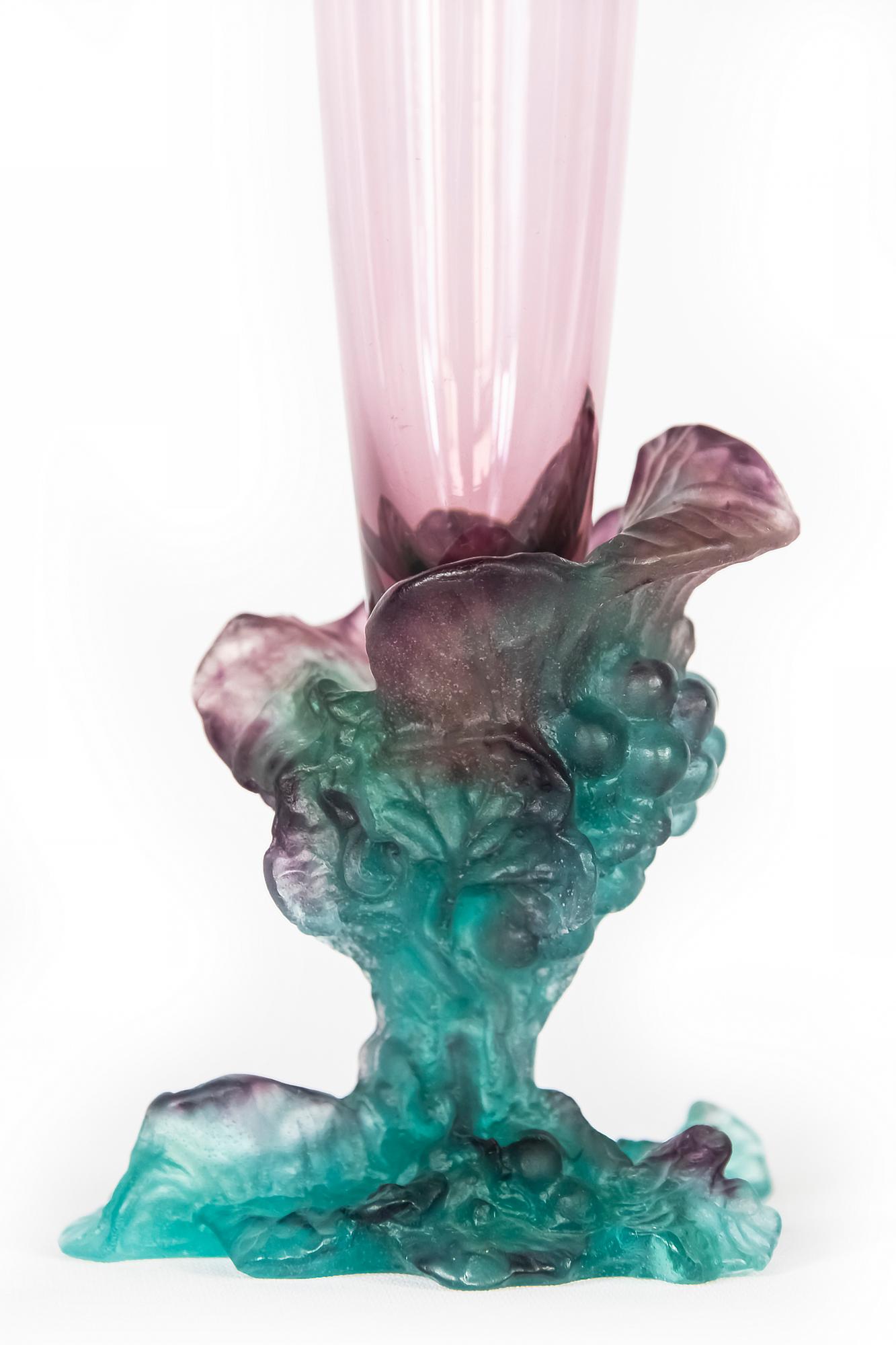 Große große französische Daum Bacchus-Vase mit grünem Amethyst Pt de Verre (Französisch) im Angebot